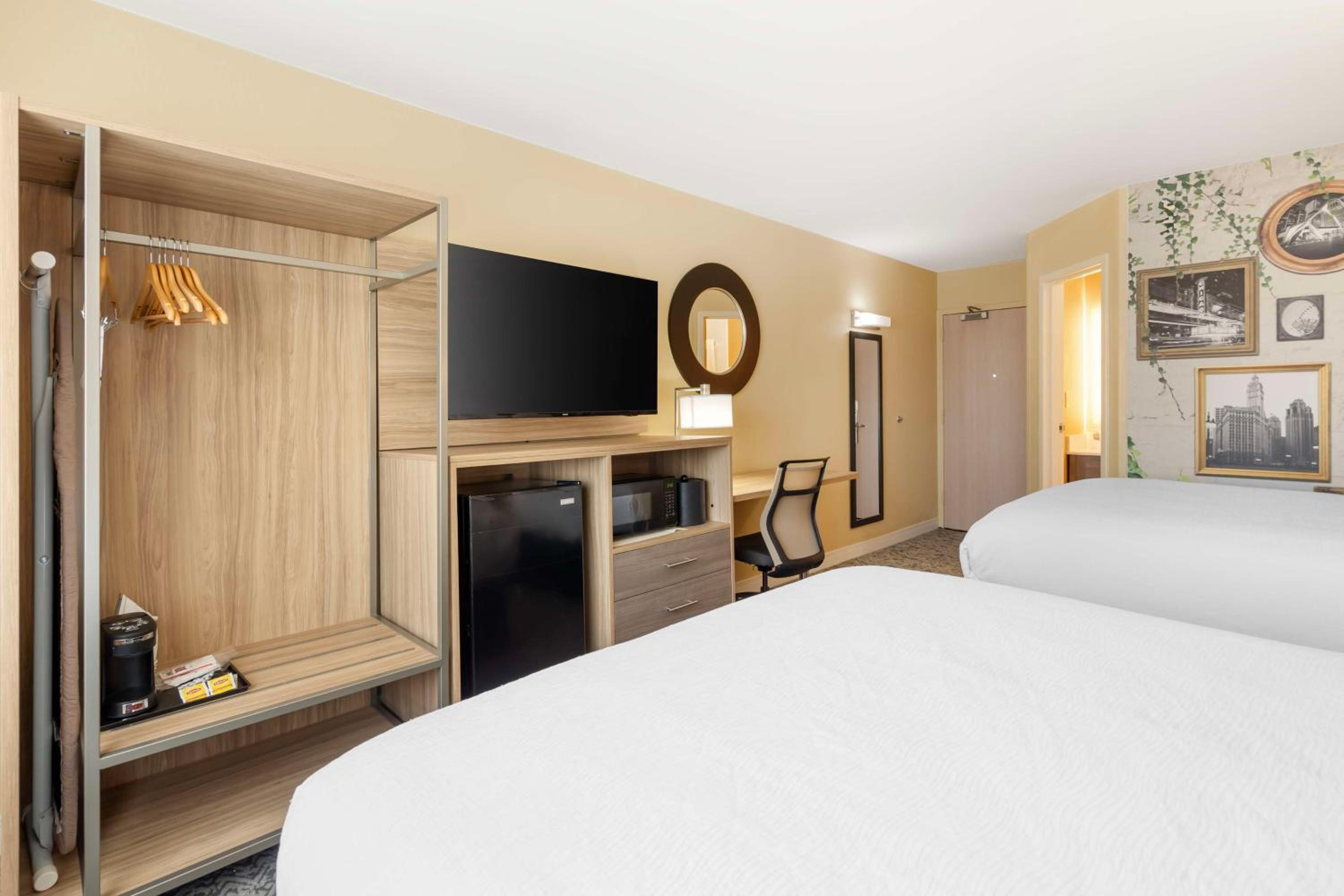 Queen Room with Two Queen Beds - Non-Smoking - Photo 3
