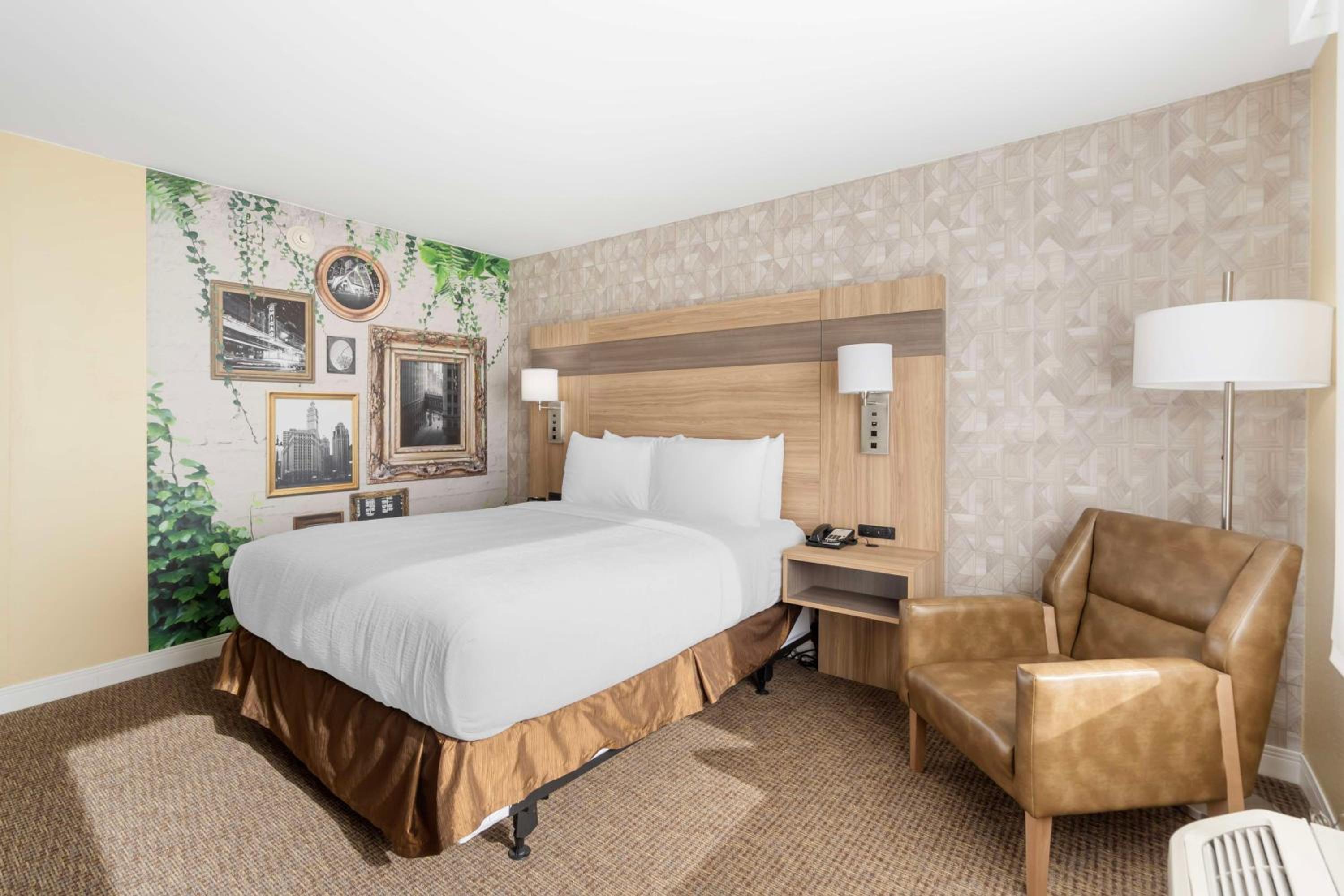 Queen Room with Bath Tub - Disability Access/Non-Smoking  - Photo 1