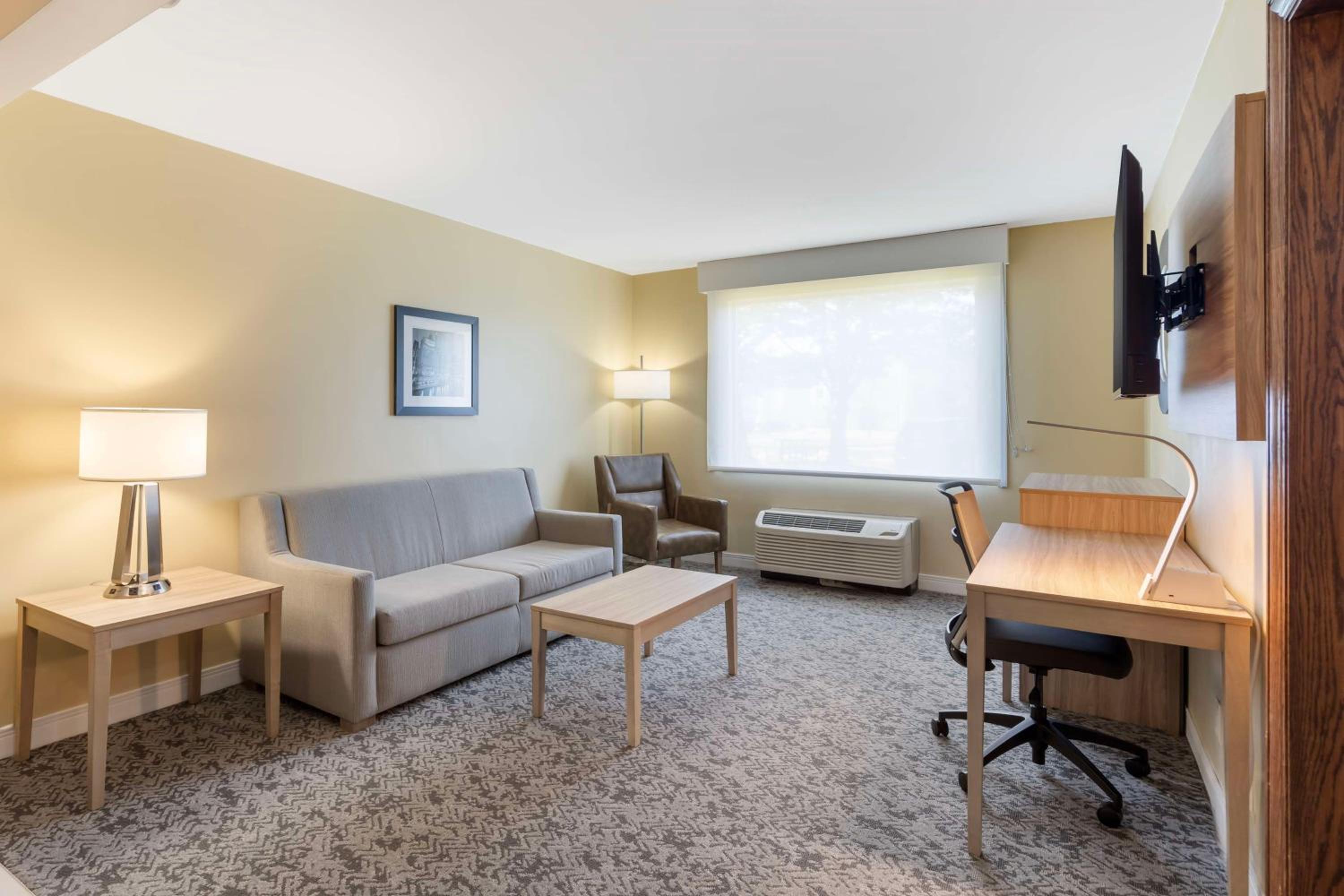 Queen Suite with Two Queen Beds and Sofa Bed - Non-Smoking - Photo 3