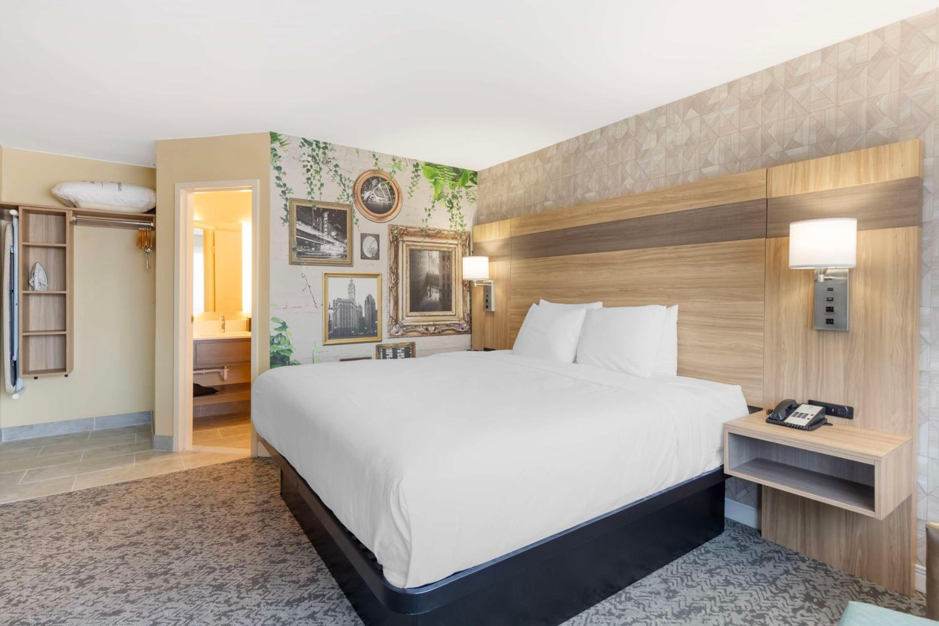 King Suite with Sofa Bed - Non-Smoking - Photo 1
