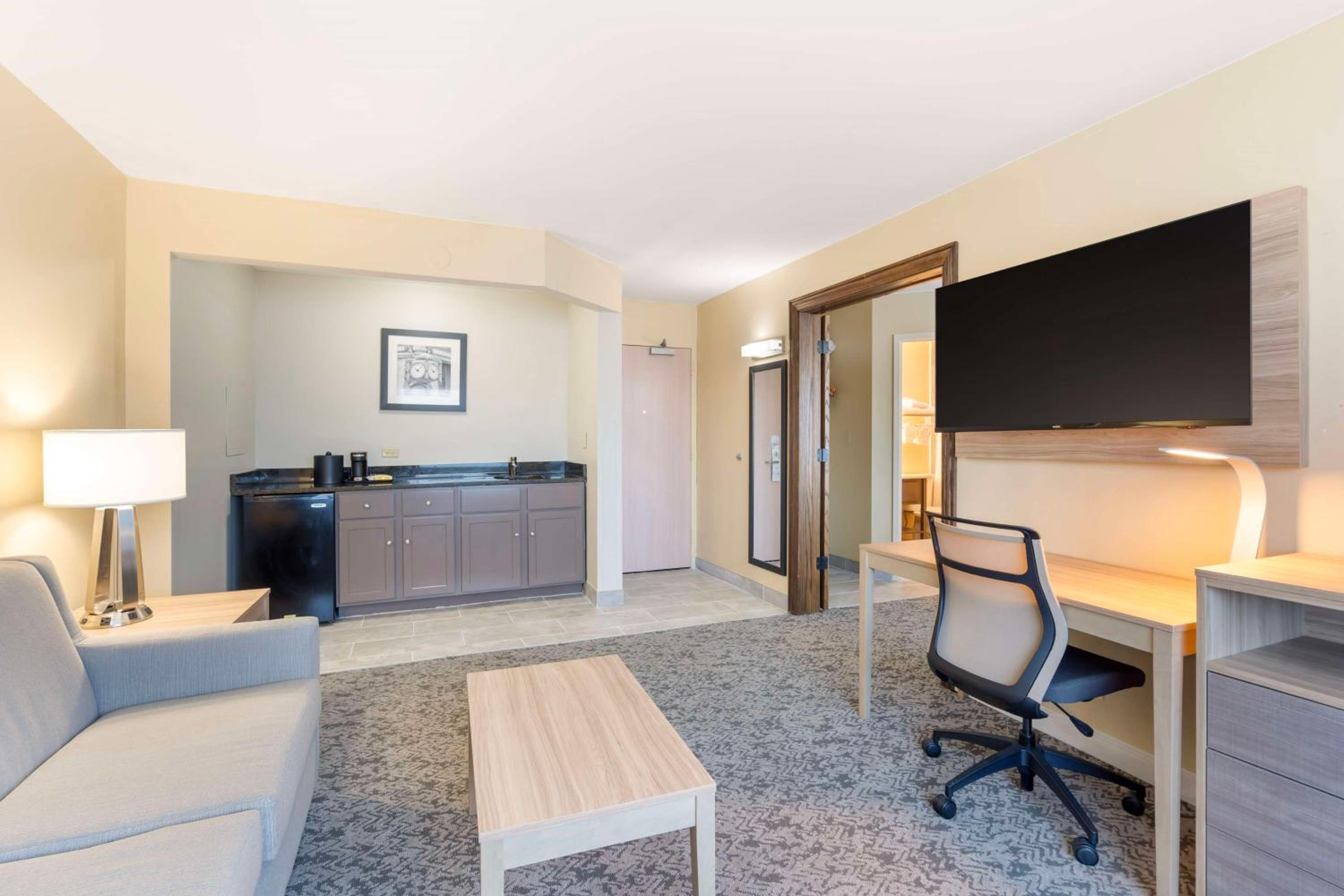 King Suite with Sofa Bed - Non-Smoking - Photo 5