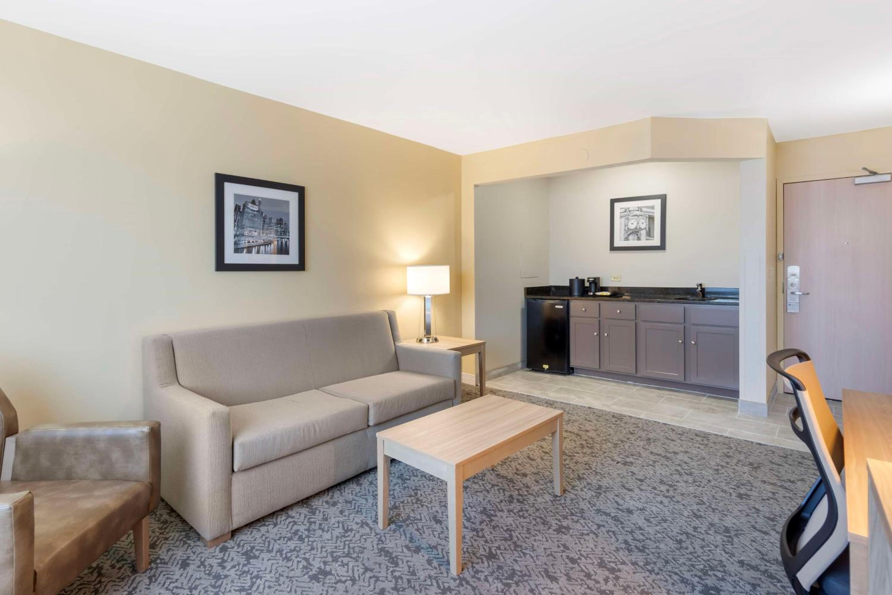 King Suite with Sofa Bed - Non-Smoking - Photo 3