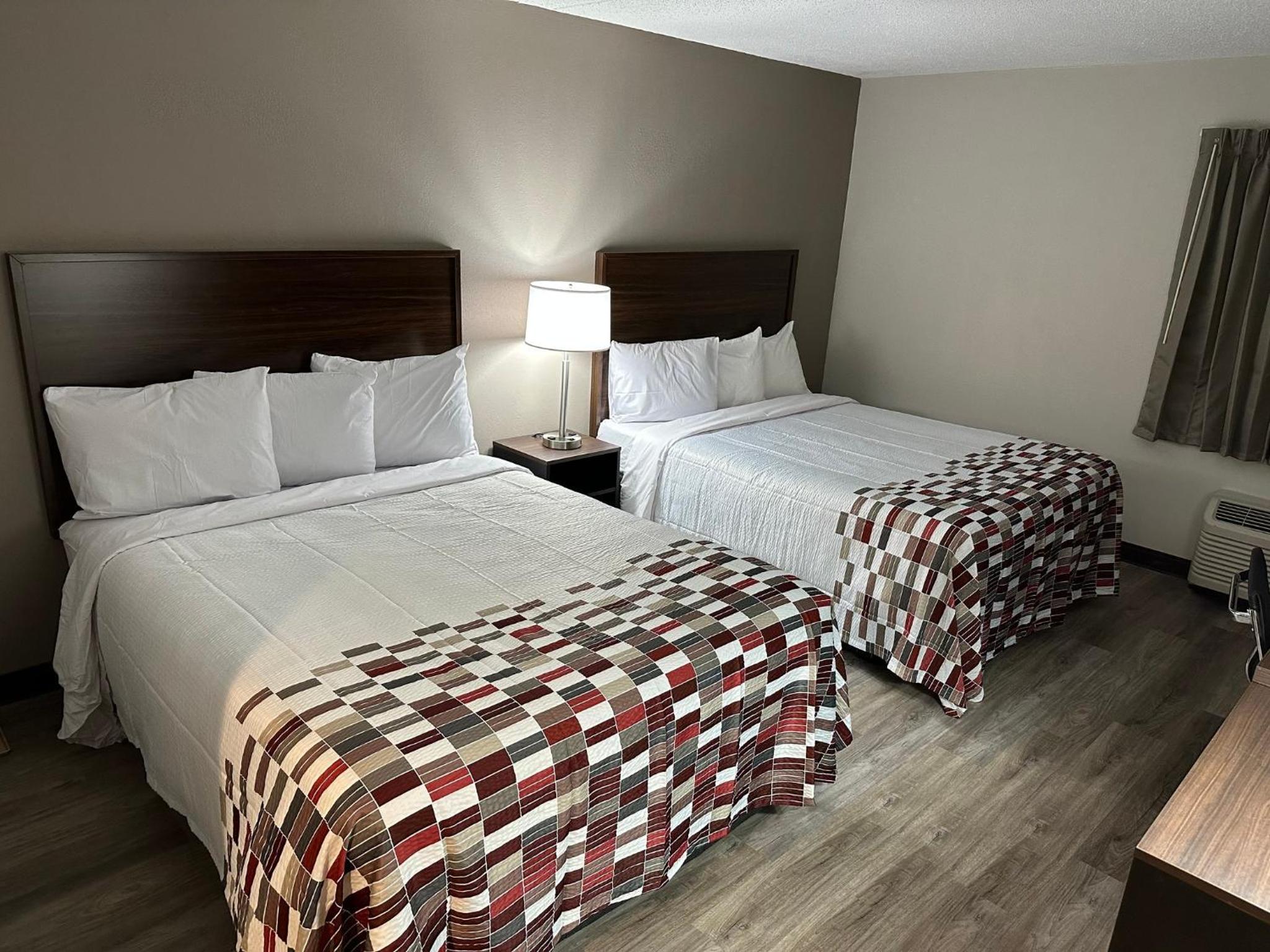 Standard Room with Two Queen Beds Non-Smoking - Photo 2