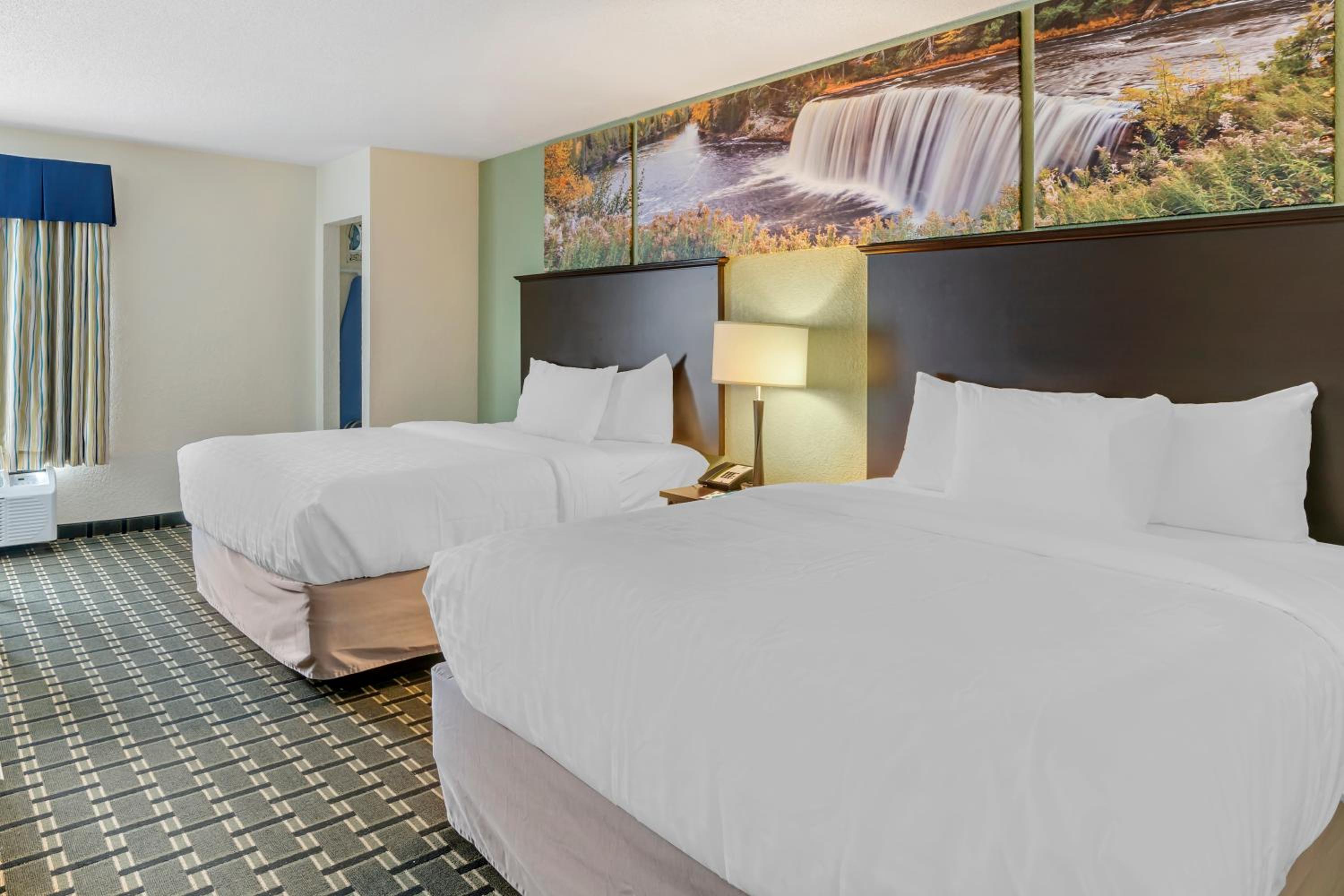 Large Quadruple Room with Two Queen Beds - Non Smoking - Photo 11