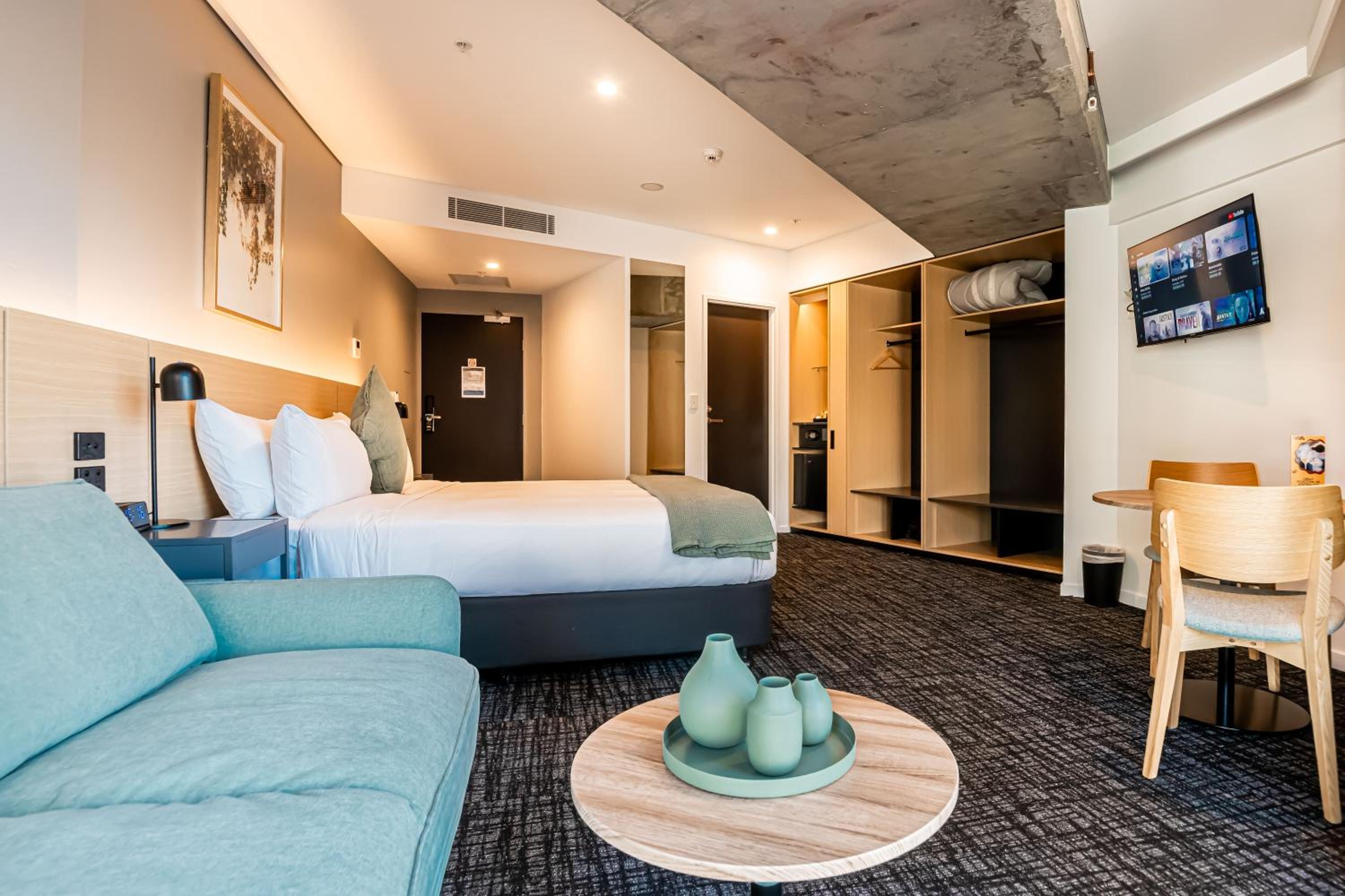 Corner Deluxe Room thumbnail 5