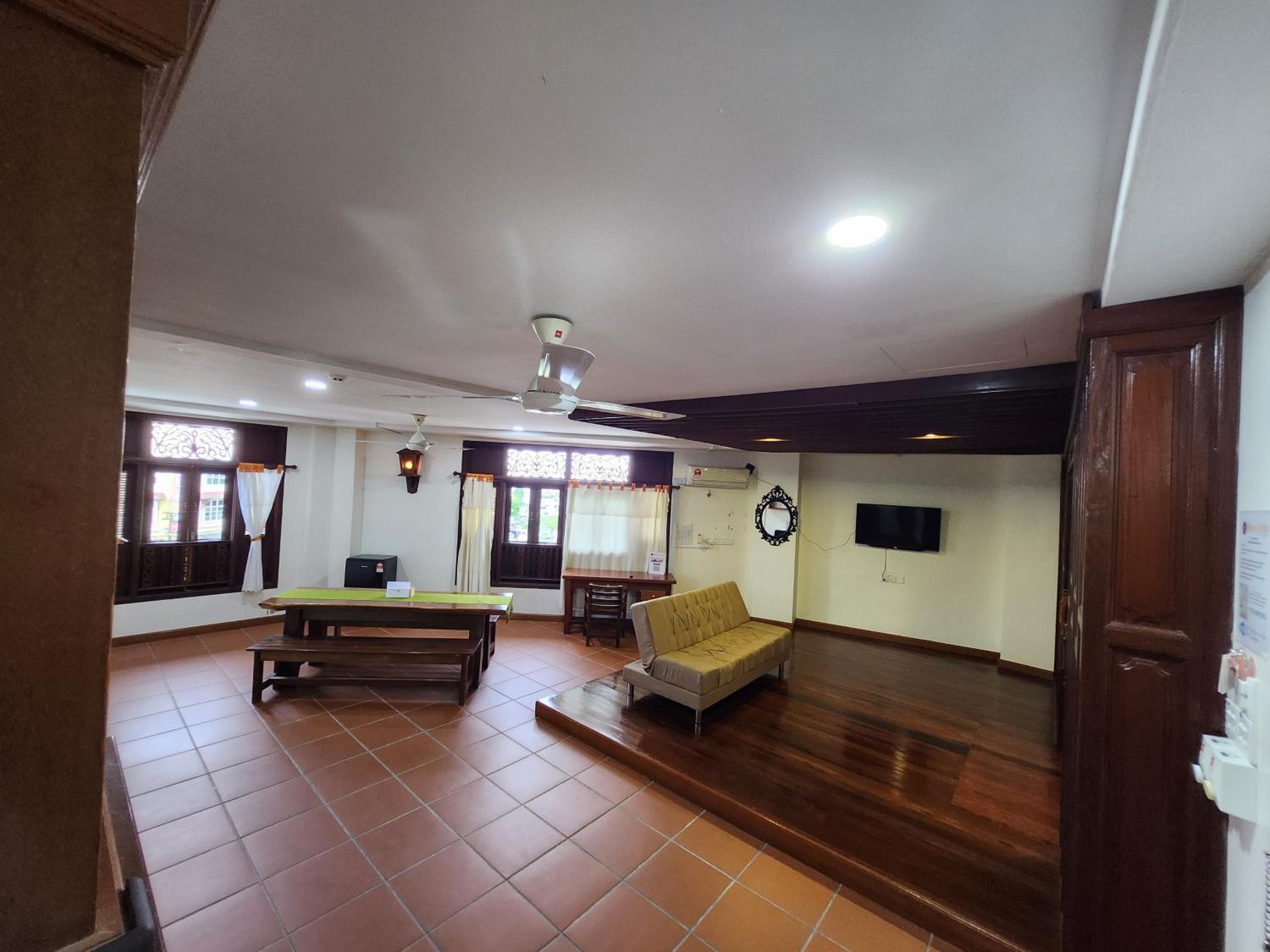 Superior Family Room - Photo 2