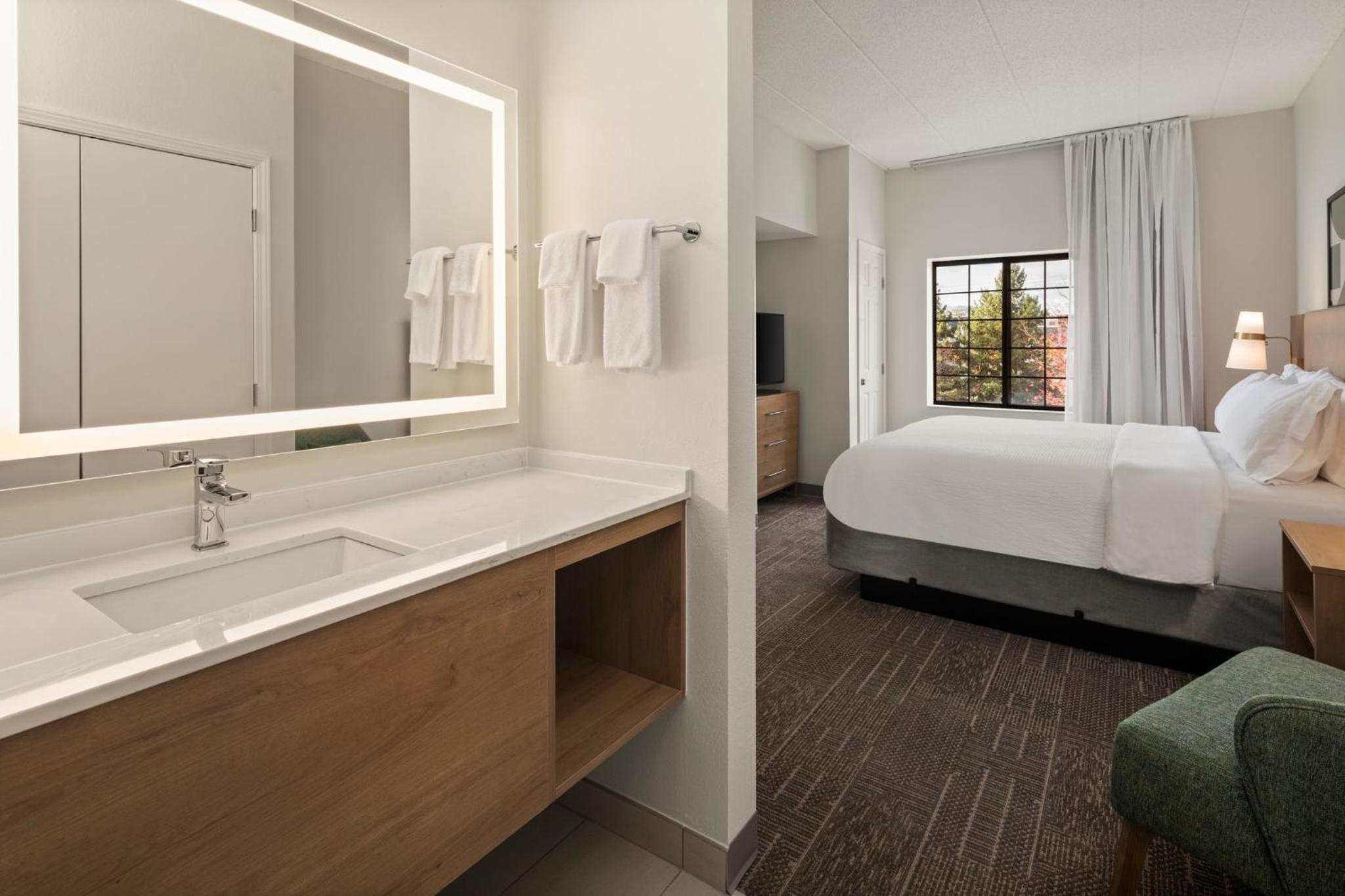 One-Bedroom King Suite - Photo 4