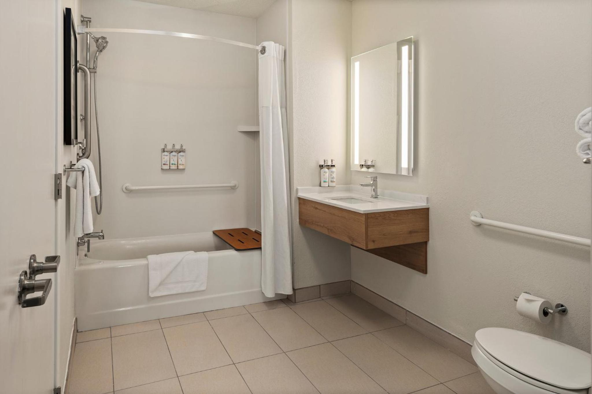 One-Bedroom Queen Room with Mobility Accessible Tub - Non-Smoking - Photo 2