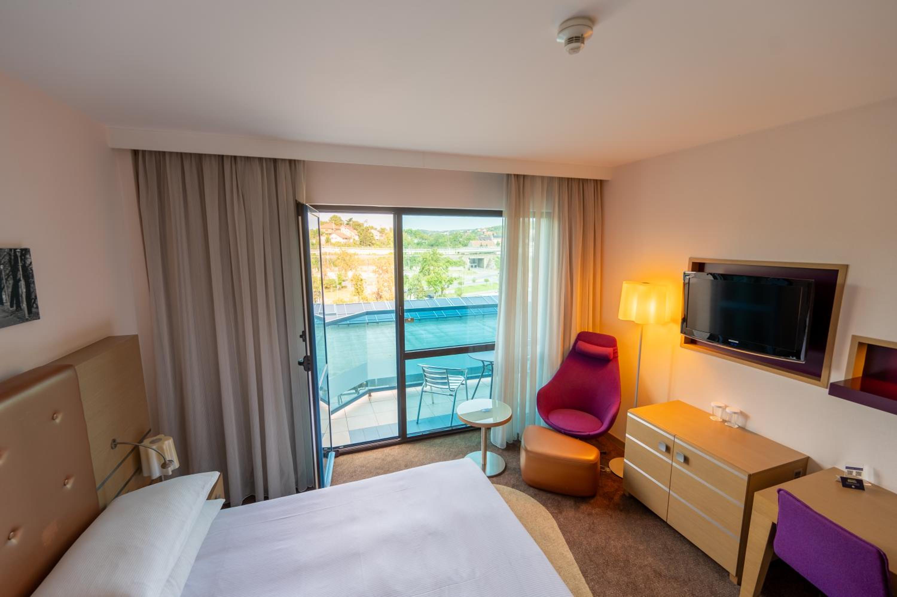 Deluxe King Room with Balcony - Photo 2
