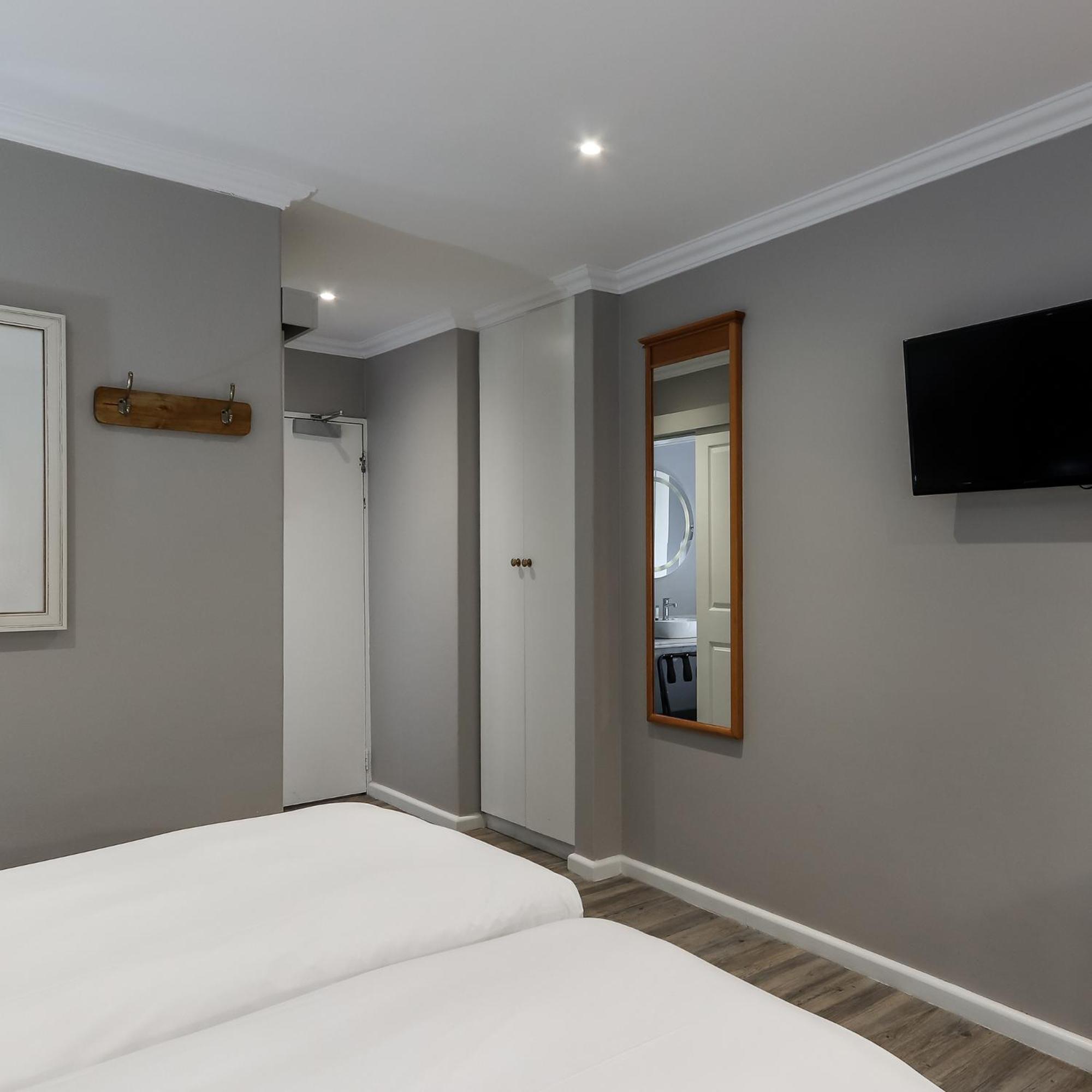 Standard Twin Room - Photo 2
