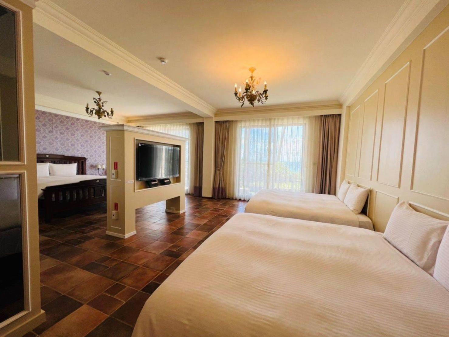 Family Room with Side Sea View photo 2