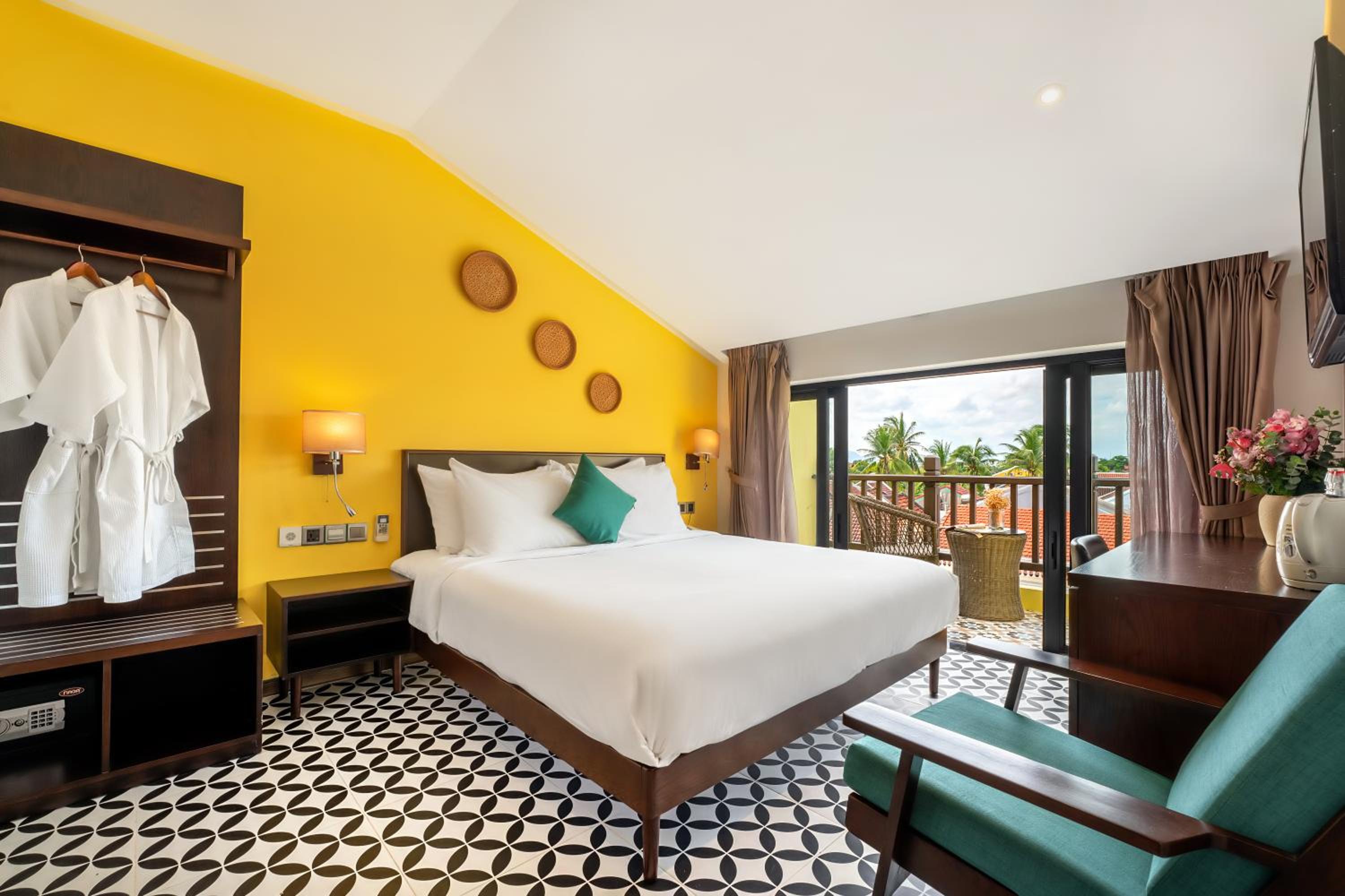 Deluxe Double Room with Balcony - Photo 4