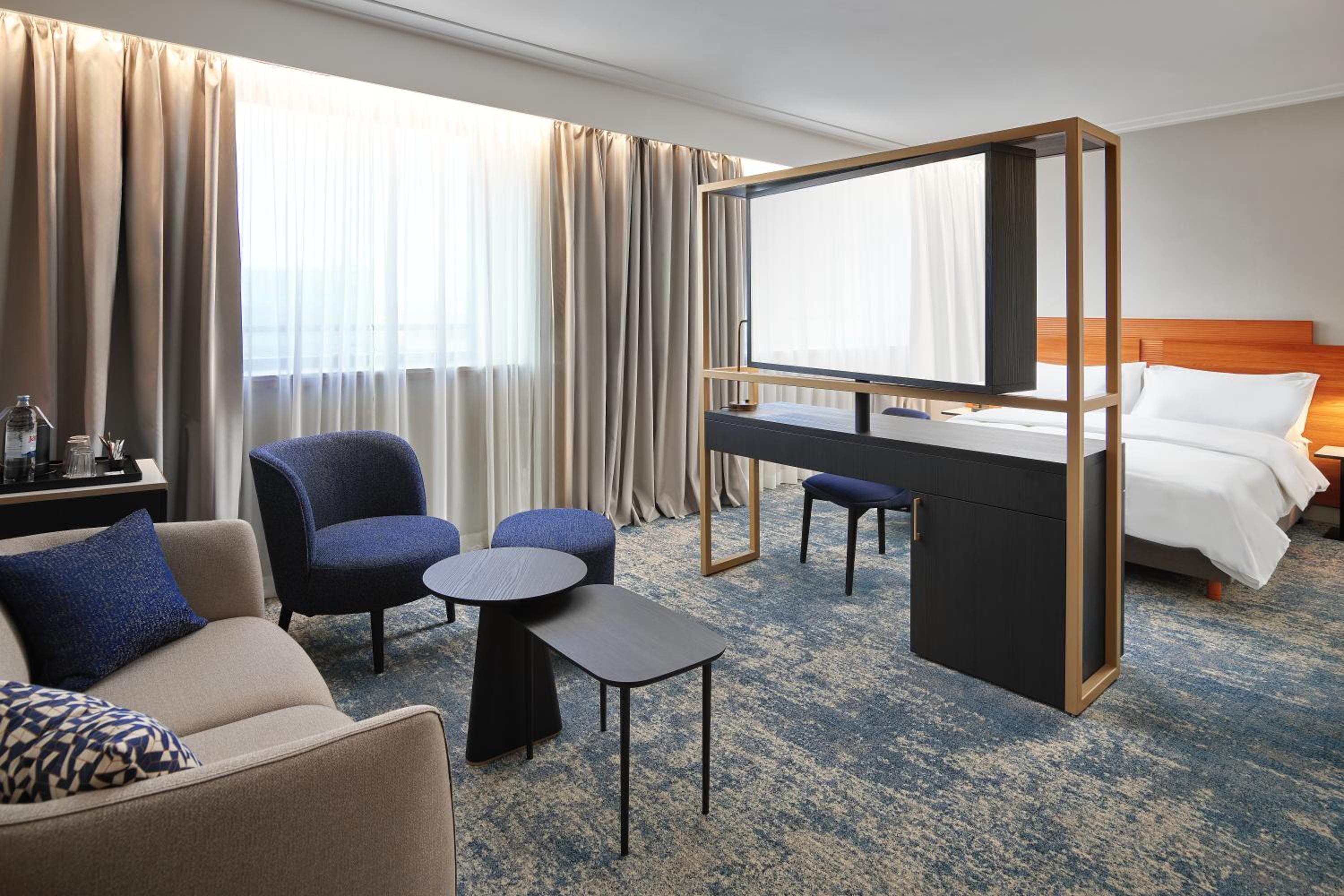 Deluxe Room with Sofa Bed - Photo 9