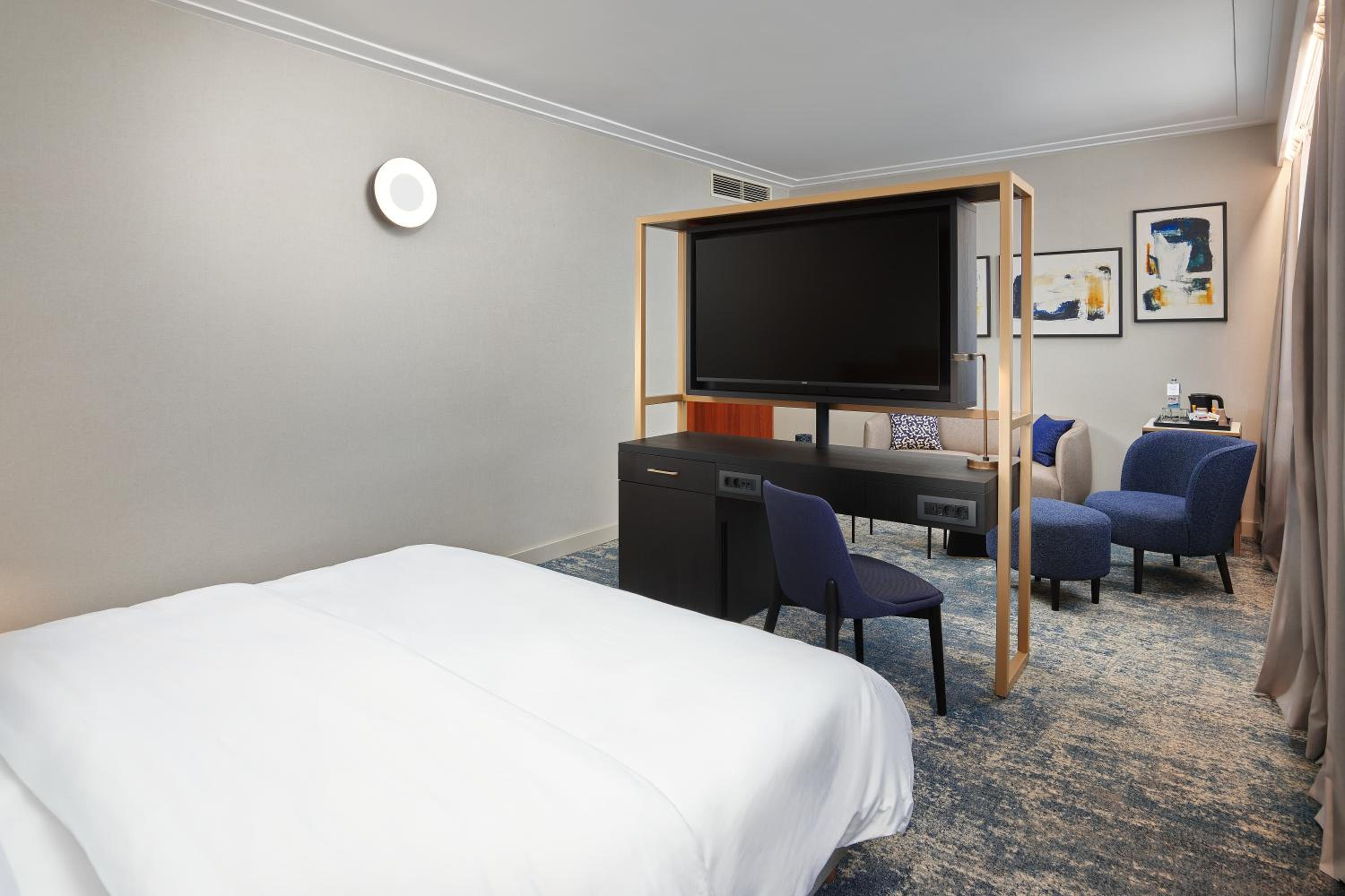 Deluxe Room with Sofa Bed - Photo 8