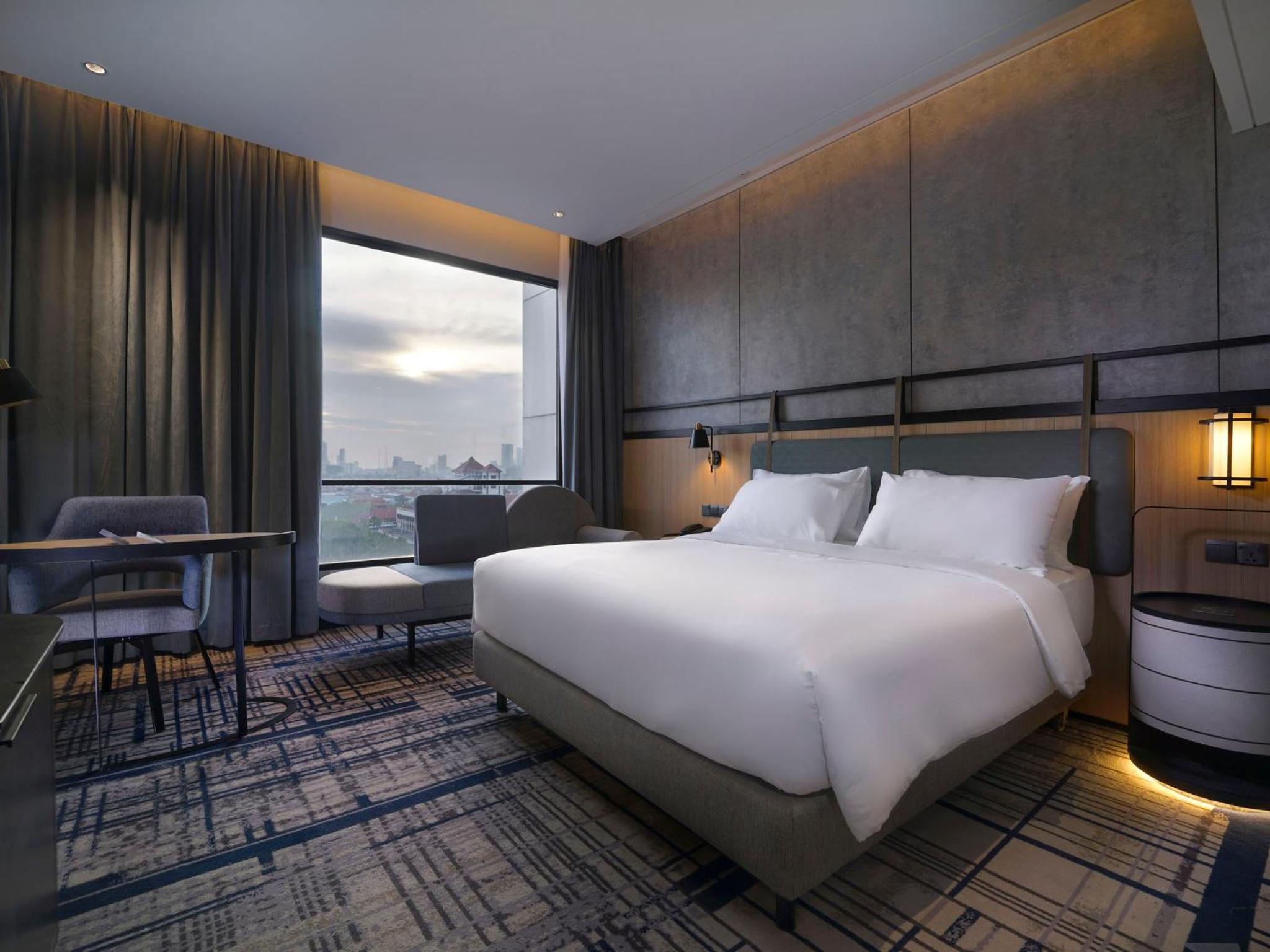 Deluxe Queen Room - City Side