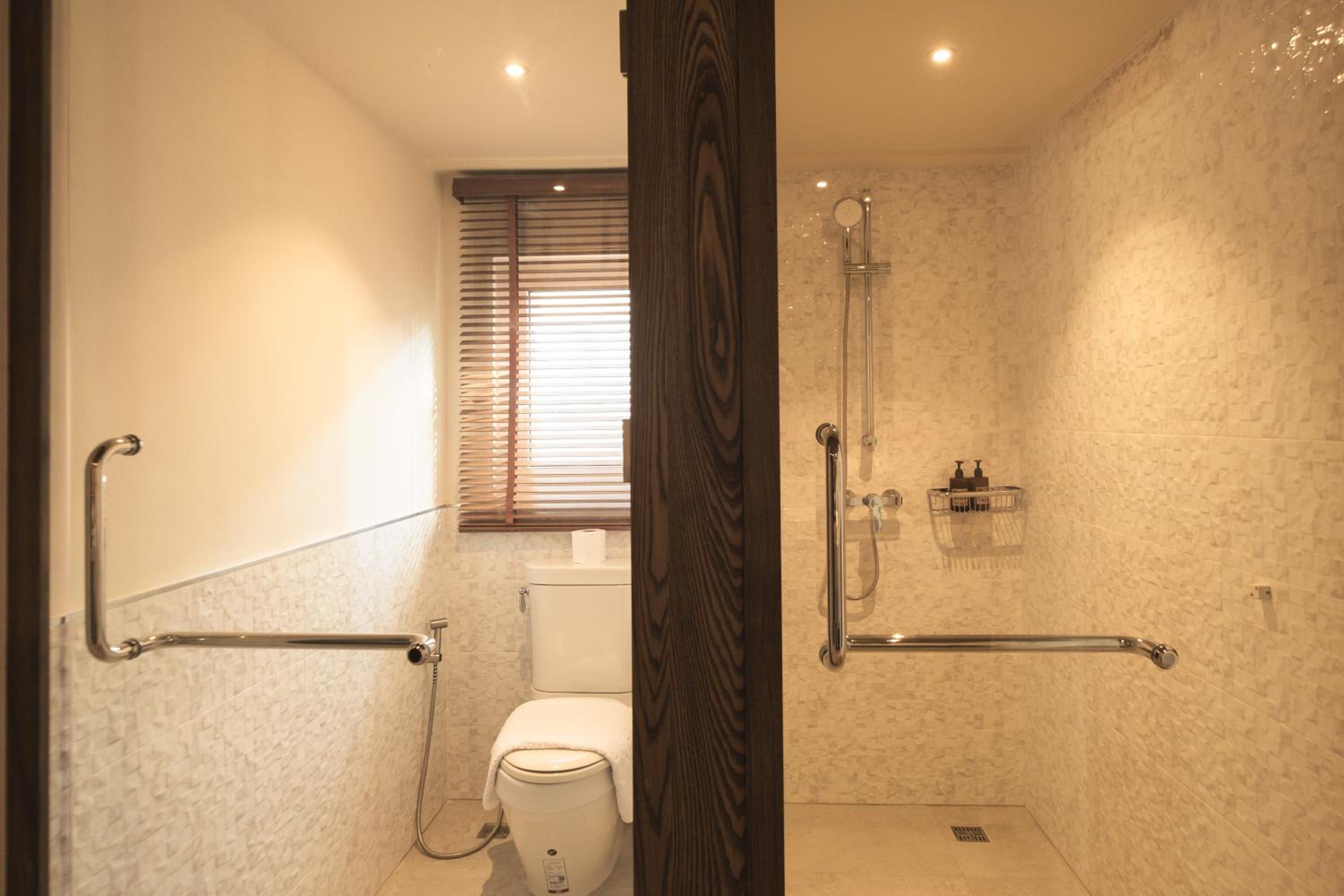 Deluxe Queen Room - Photo 7