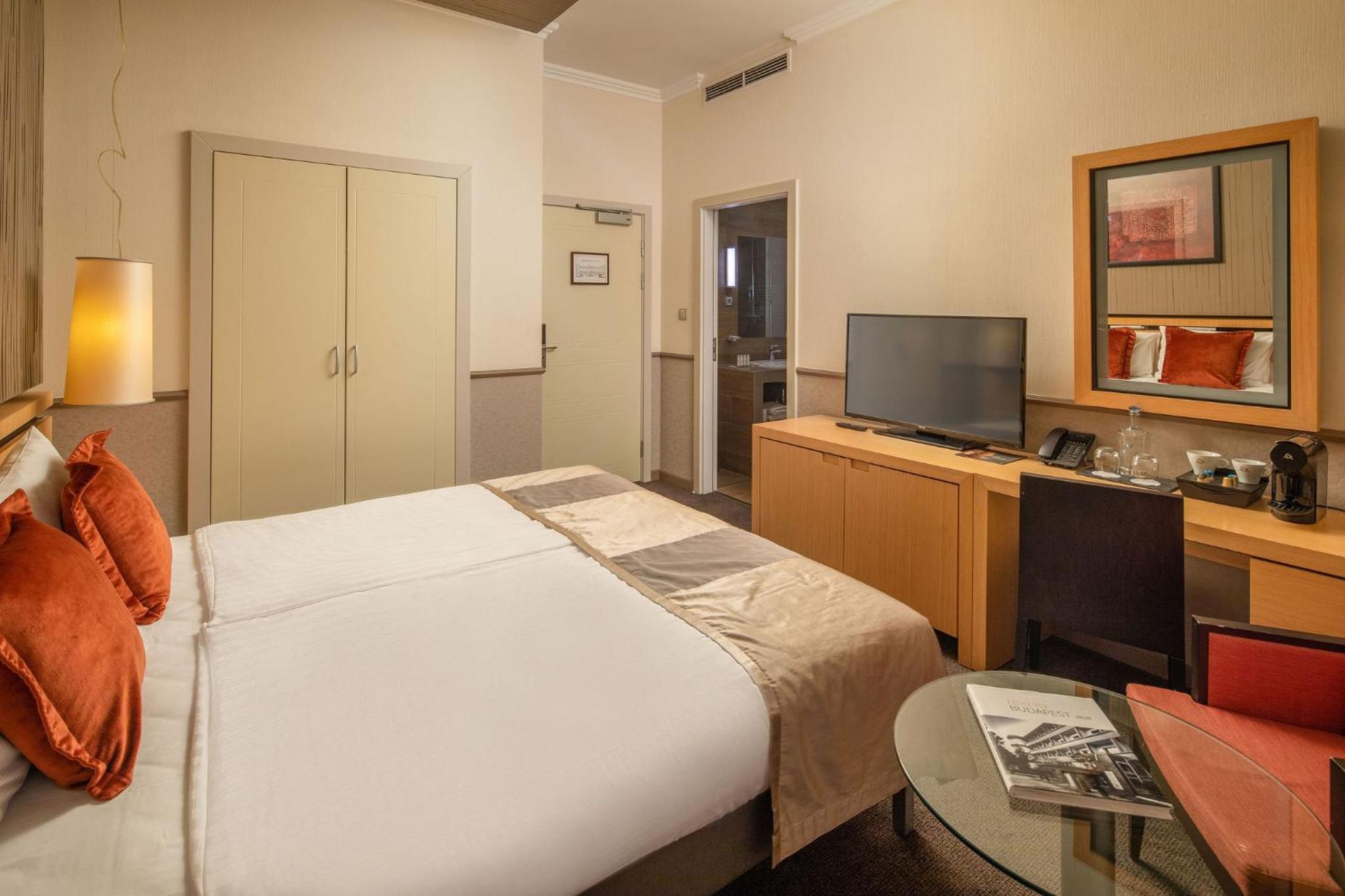 Classic Double Room thumbnail 6