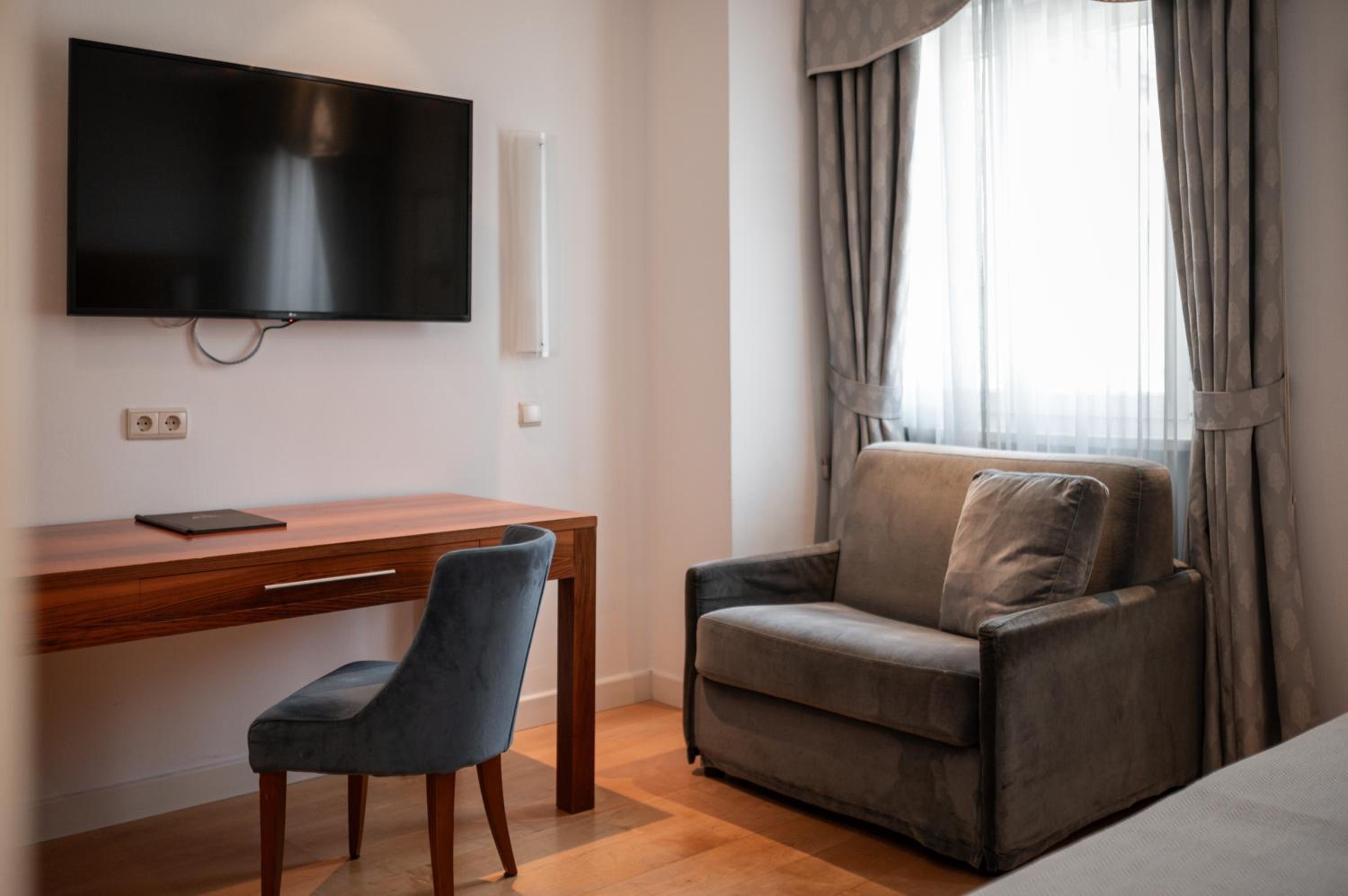 Superior Double or Twin Room - Photo 9
