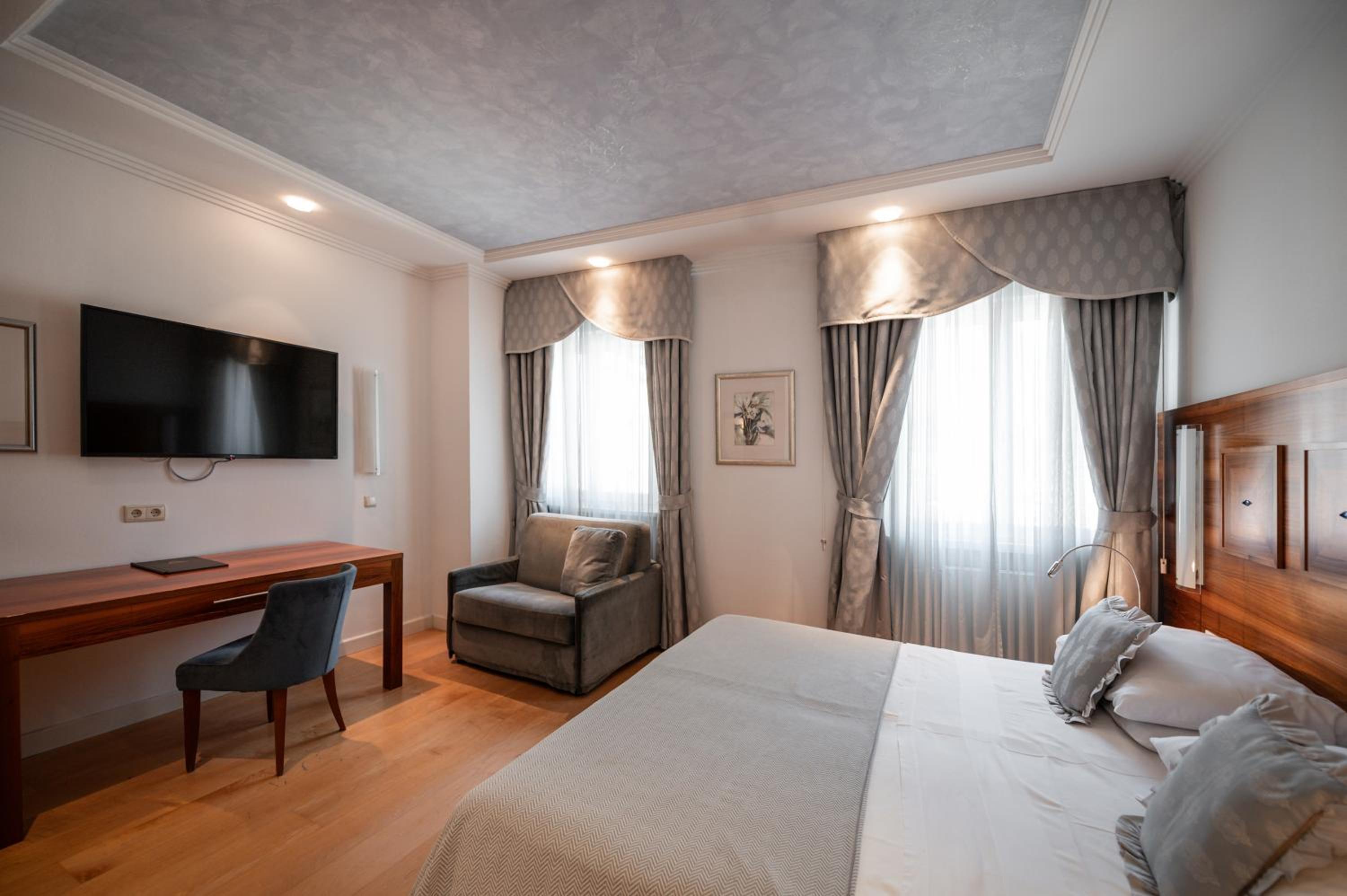 Superior Double or Twin Room - Photo 13
