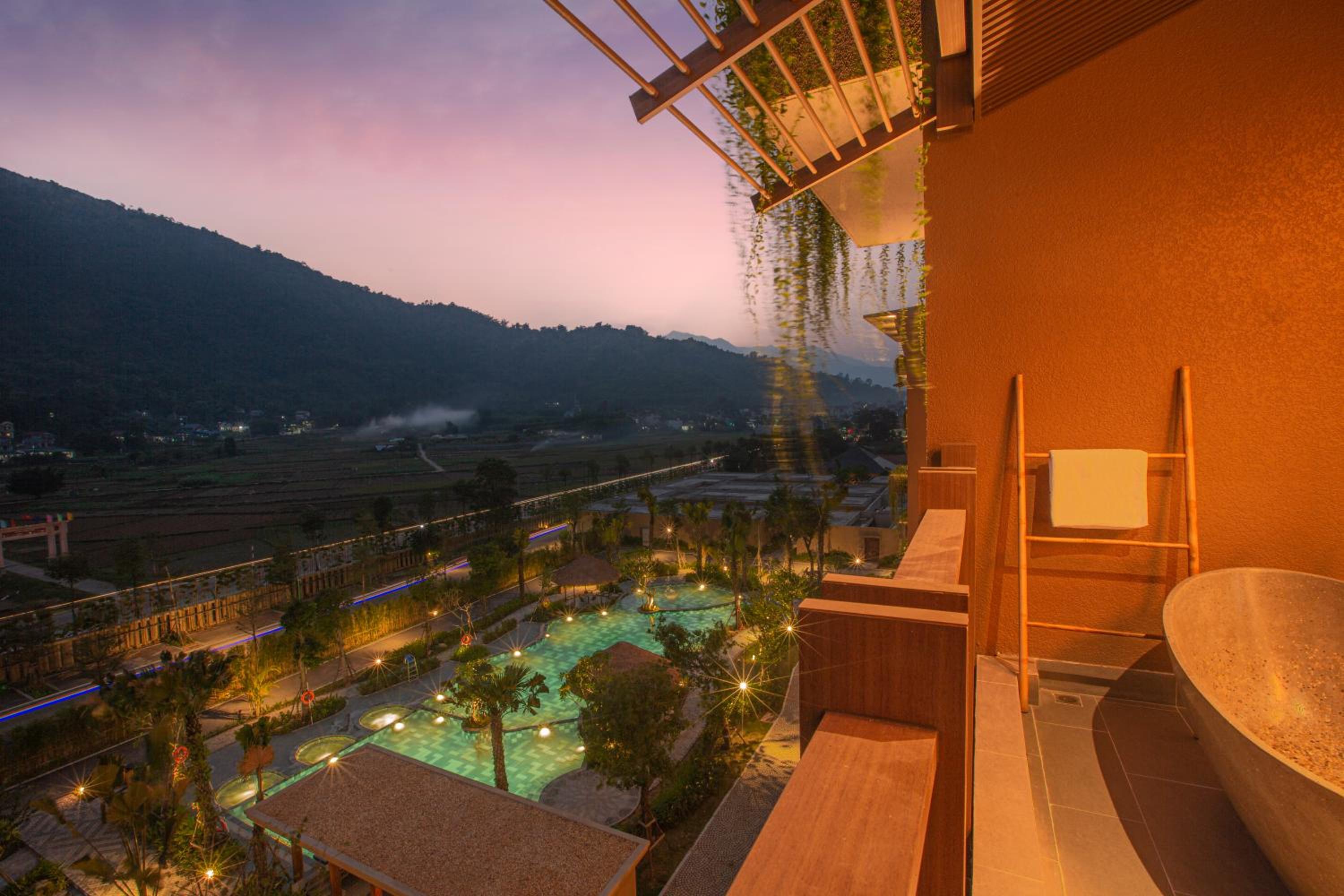 Executive Double Room with Pool View - Photo 4