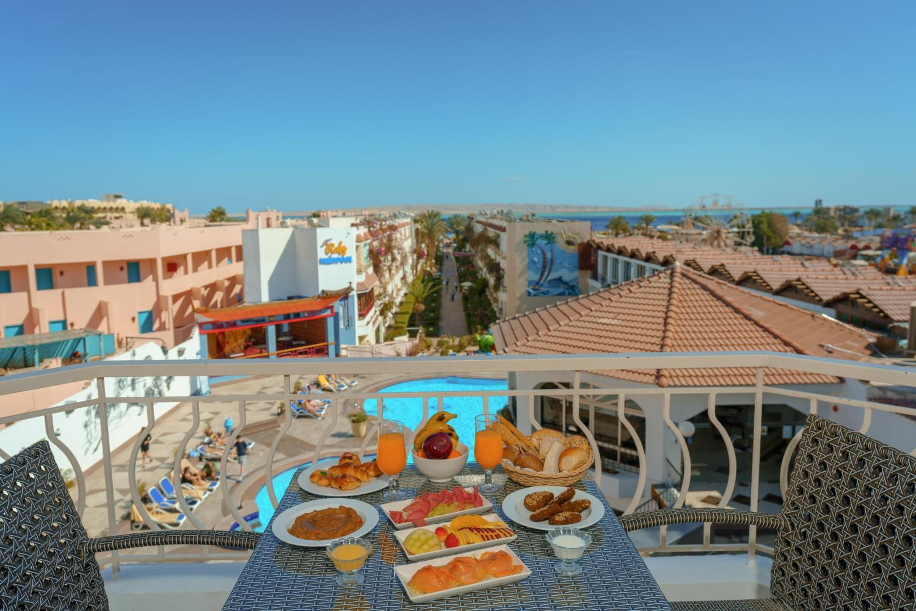 Superior Triple Sea / Pool View Room photo 2