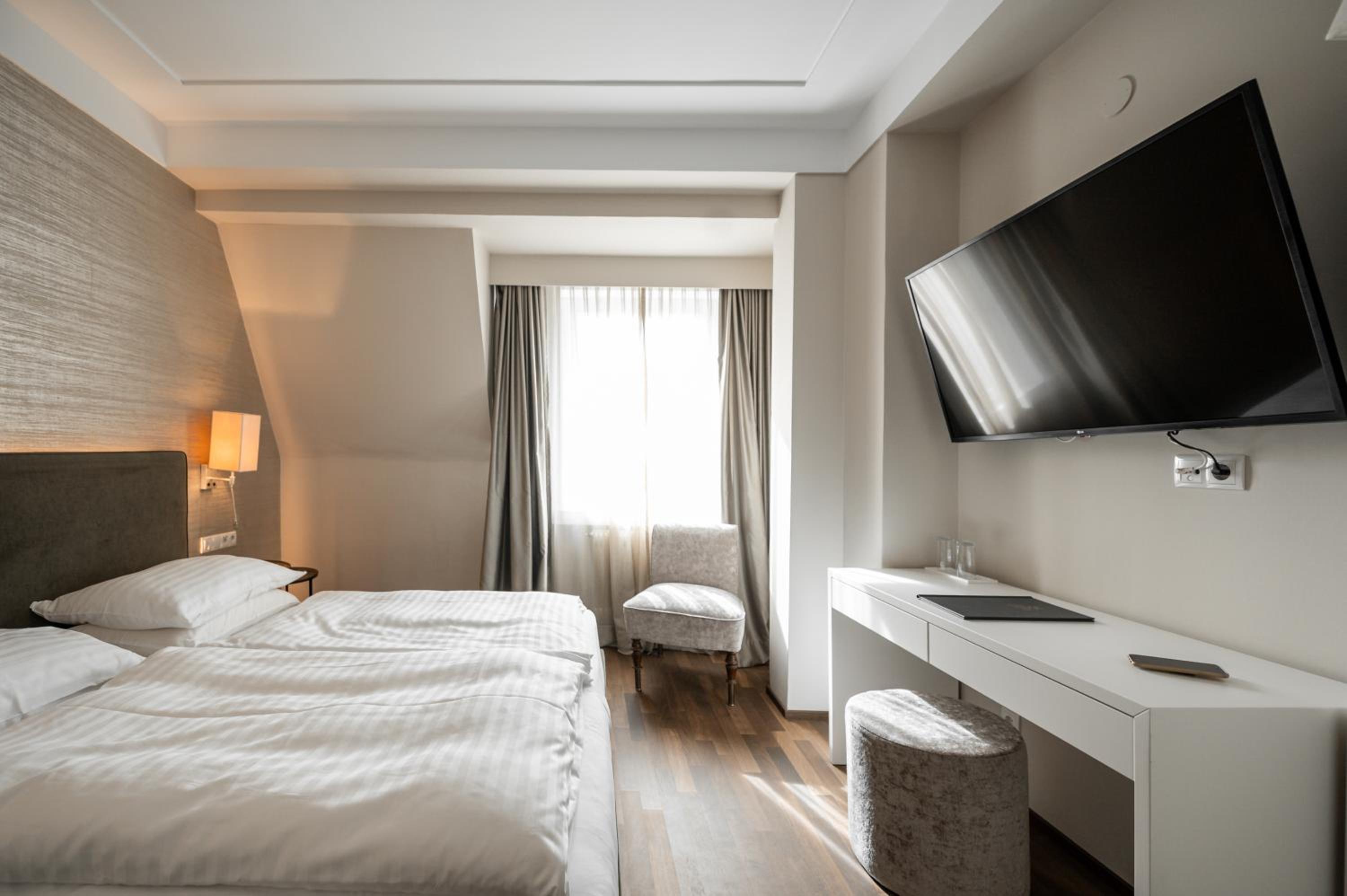 Standard Double or Twin Room - Photo 5