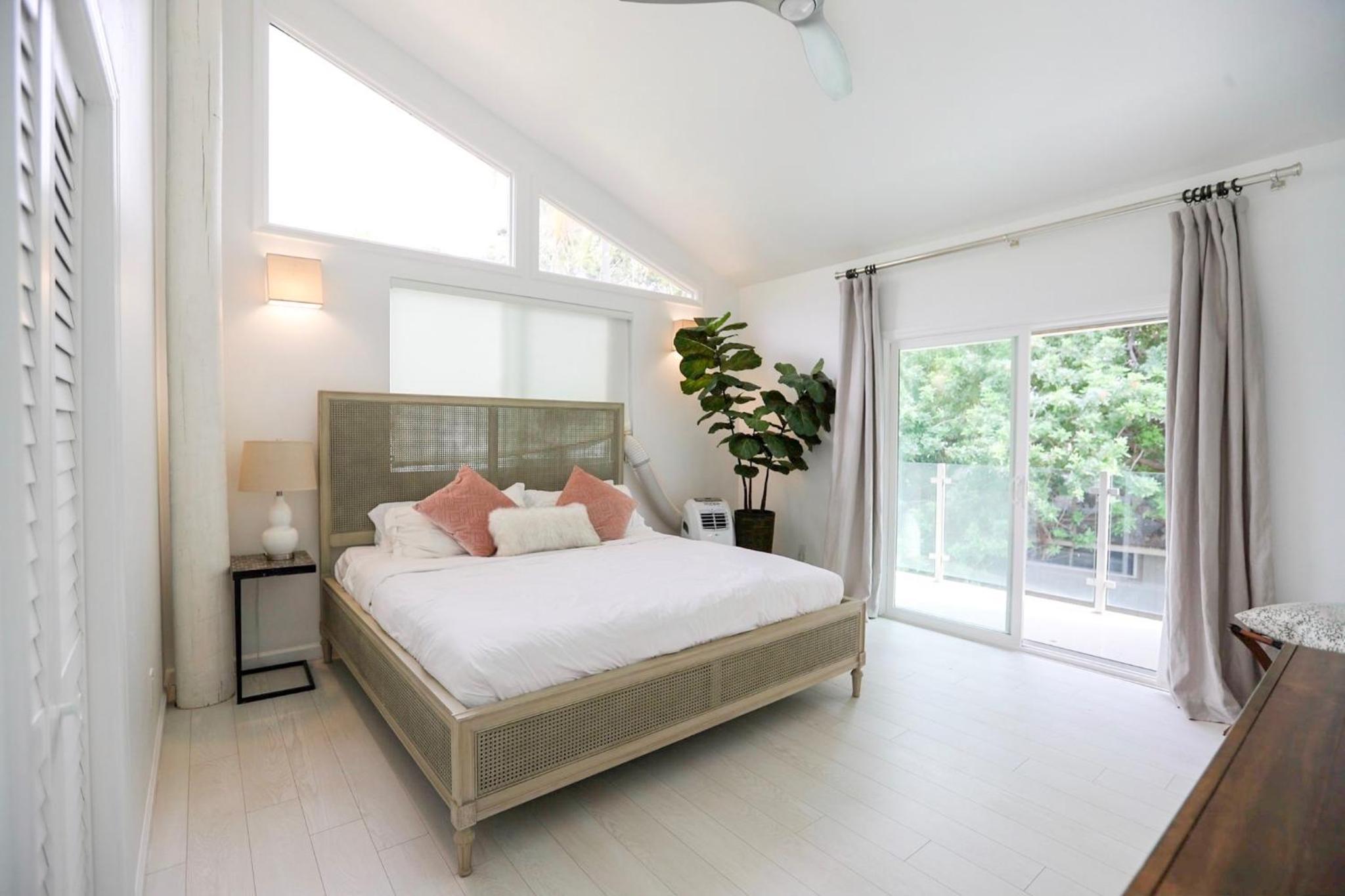 Six-Bedroom House photo 2