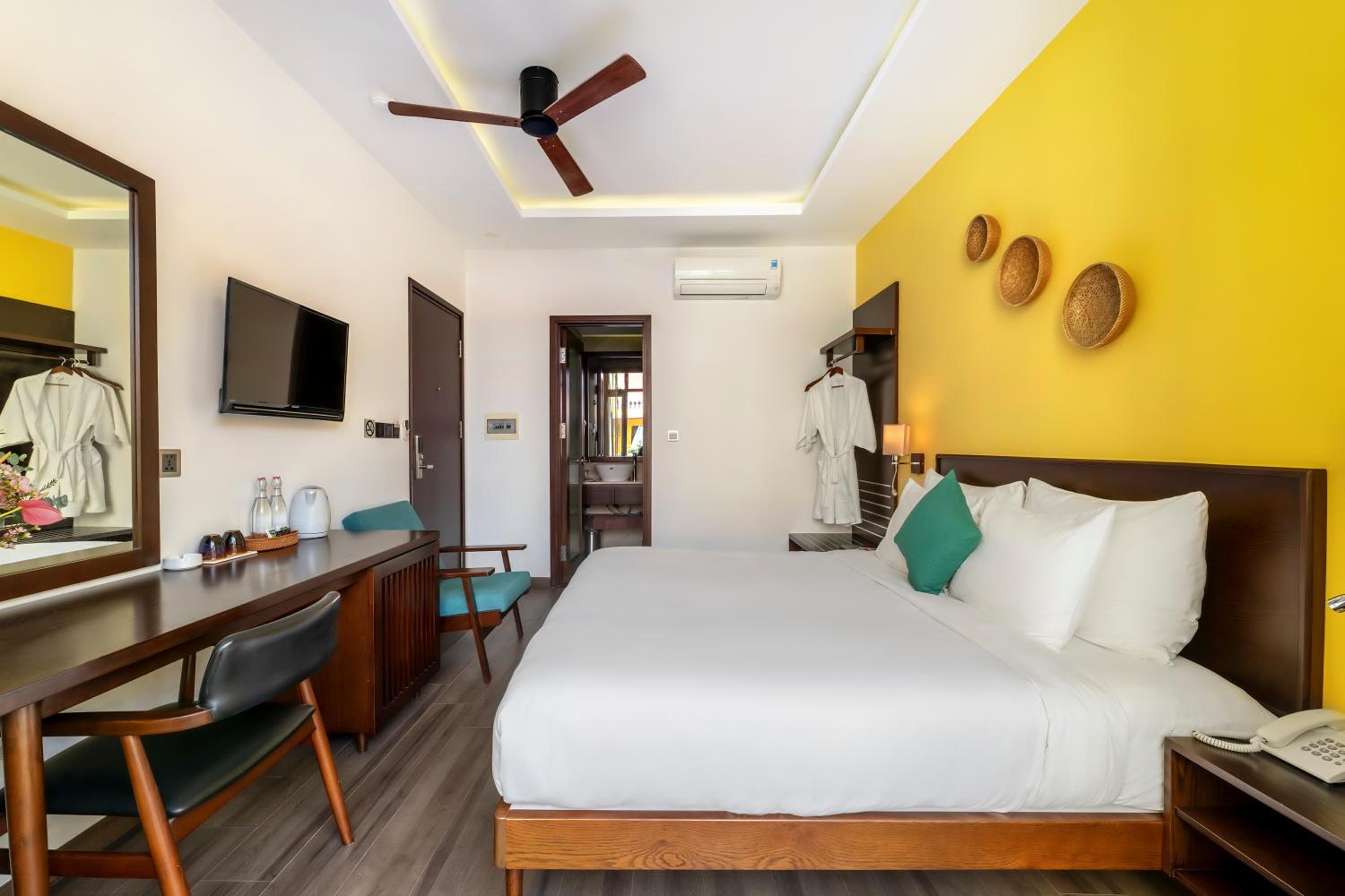 Deluxe Double Room with Balcony - Photo 3