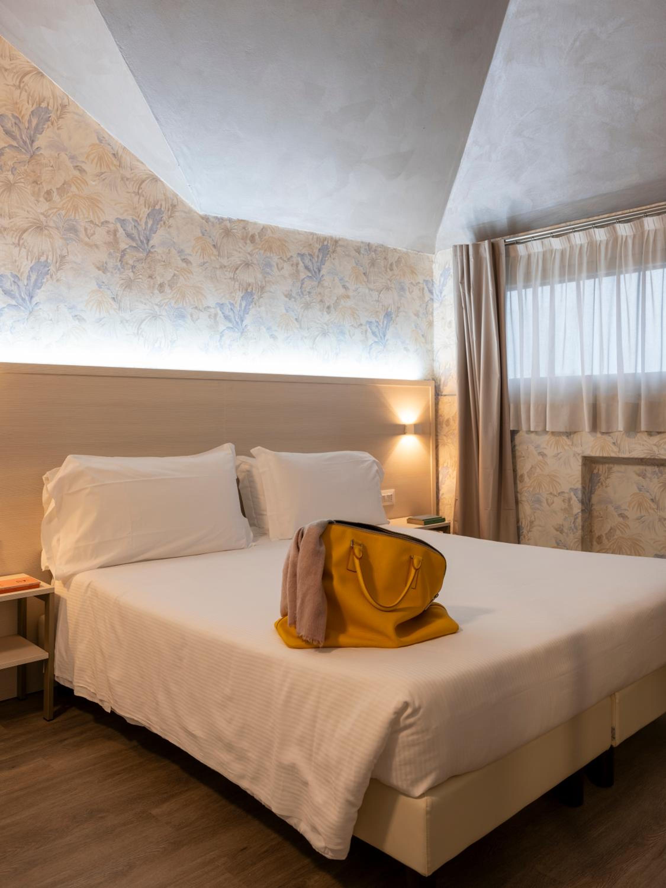 Double Room - Photo 8