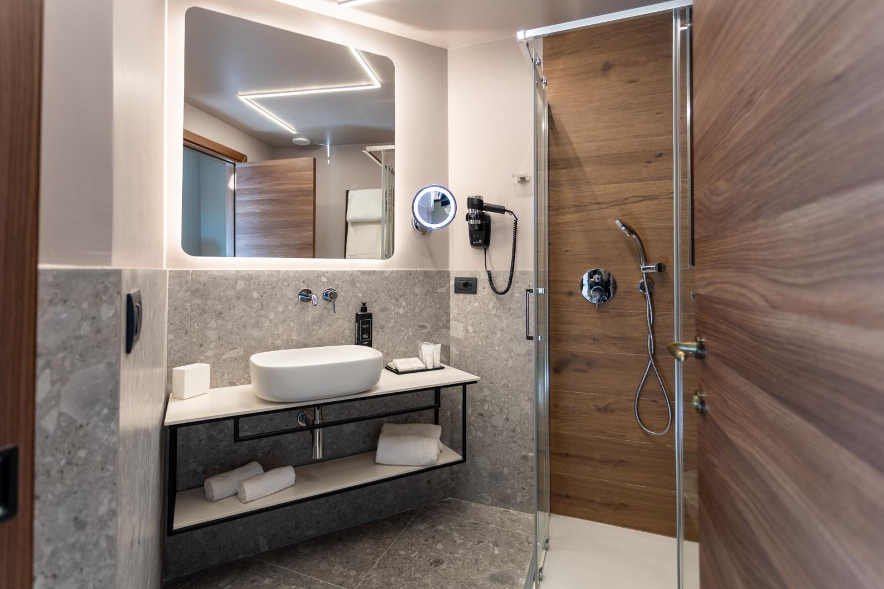 Deluxe Double Room with Balcony thumbnail 6