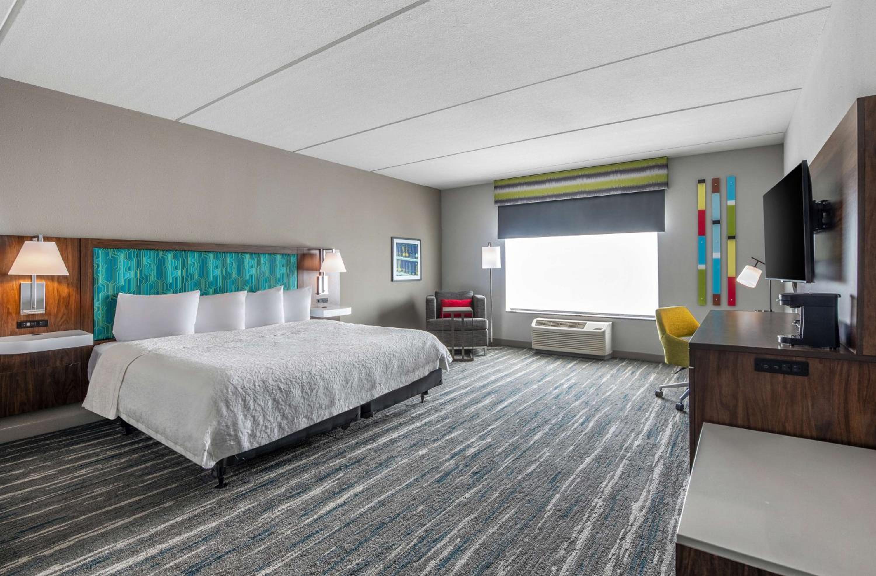 King Room with Accessible Tub - Mobility and Hearing Access/Non-Smoking - Photo 1