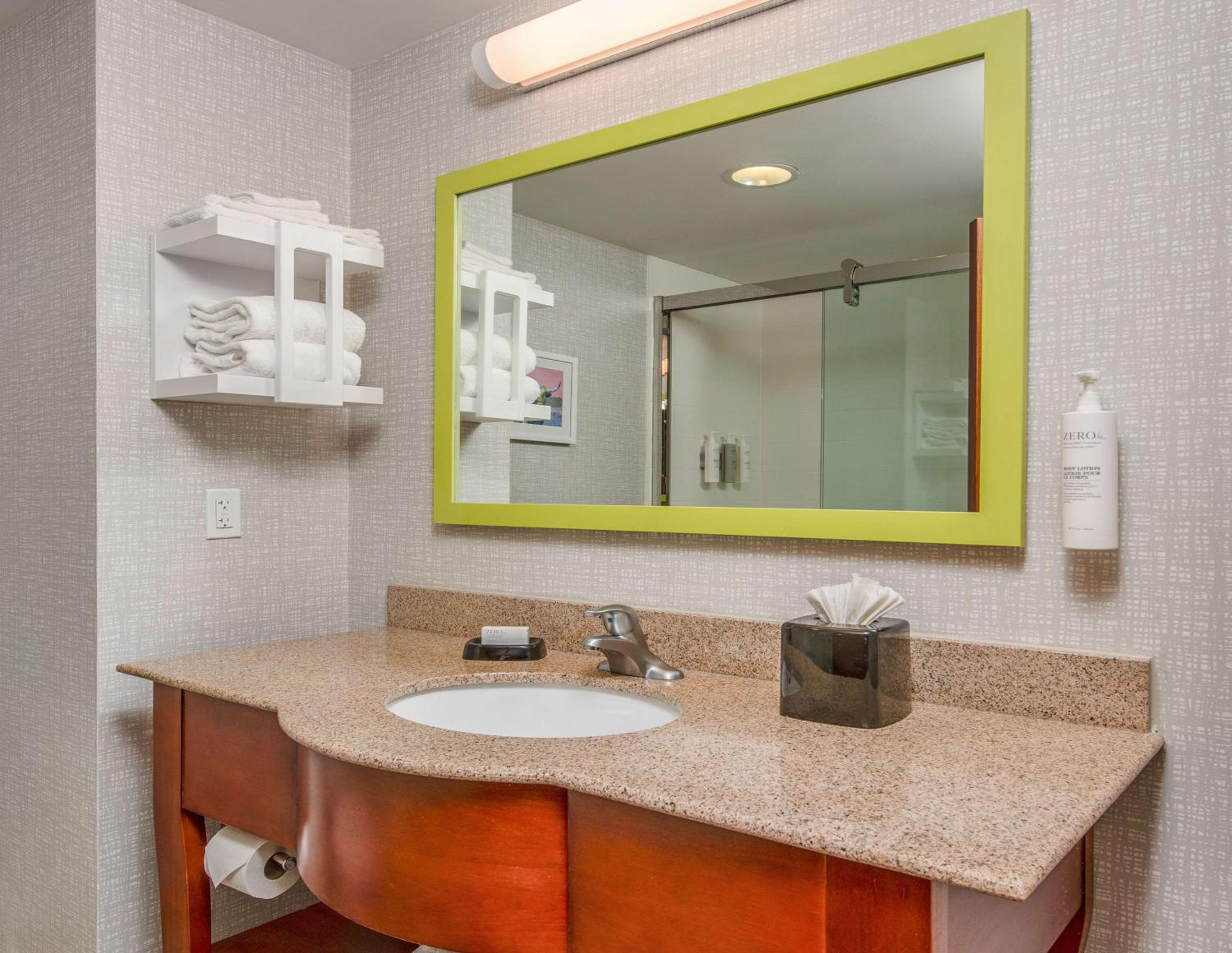 King Room with Shower - Non-Smoking - Photo 2