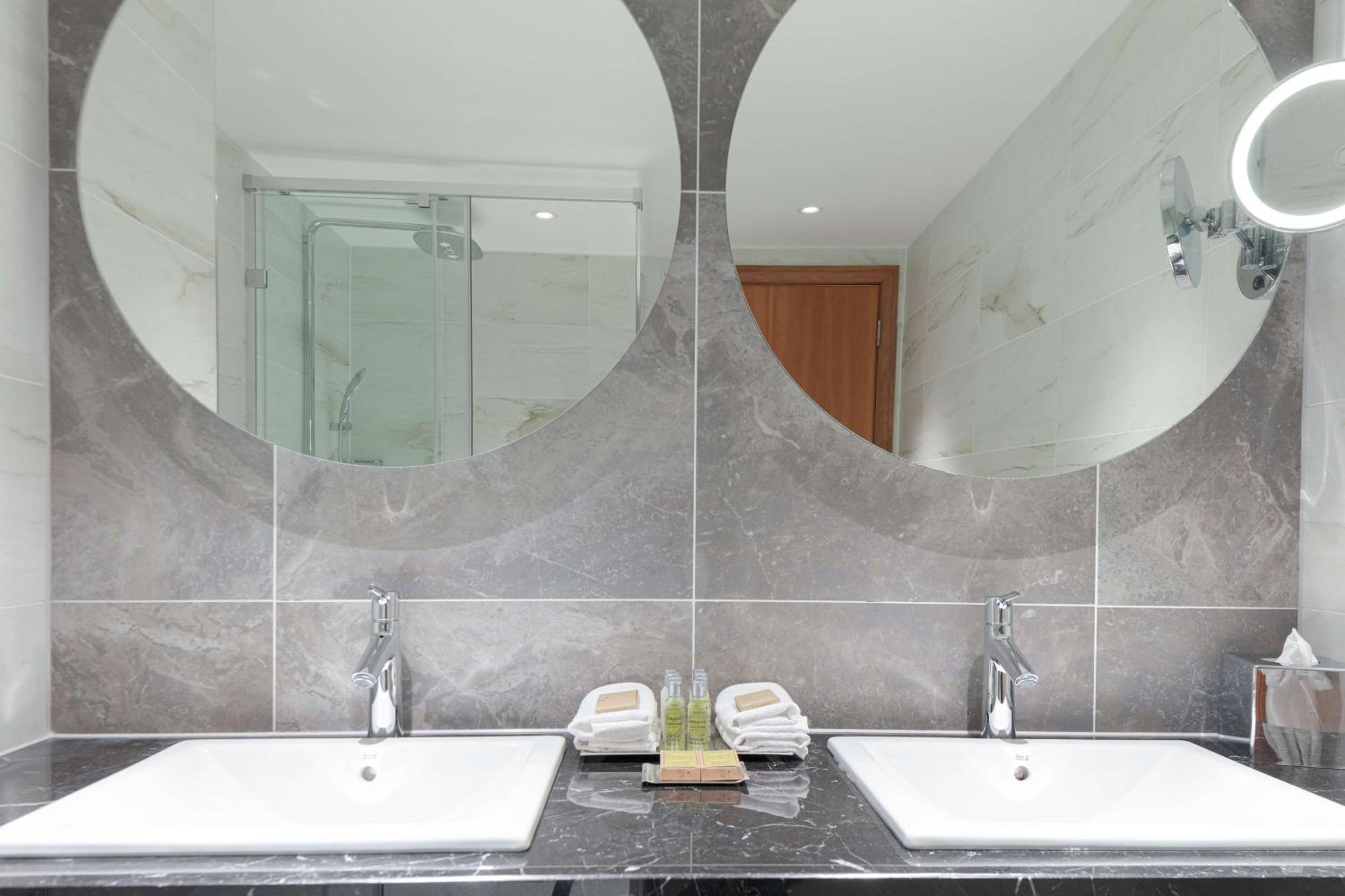 Junior King Suite with Executive Lounge and View - Photo 5