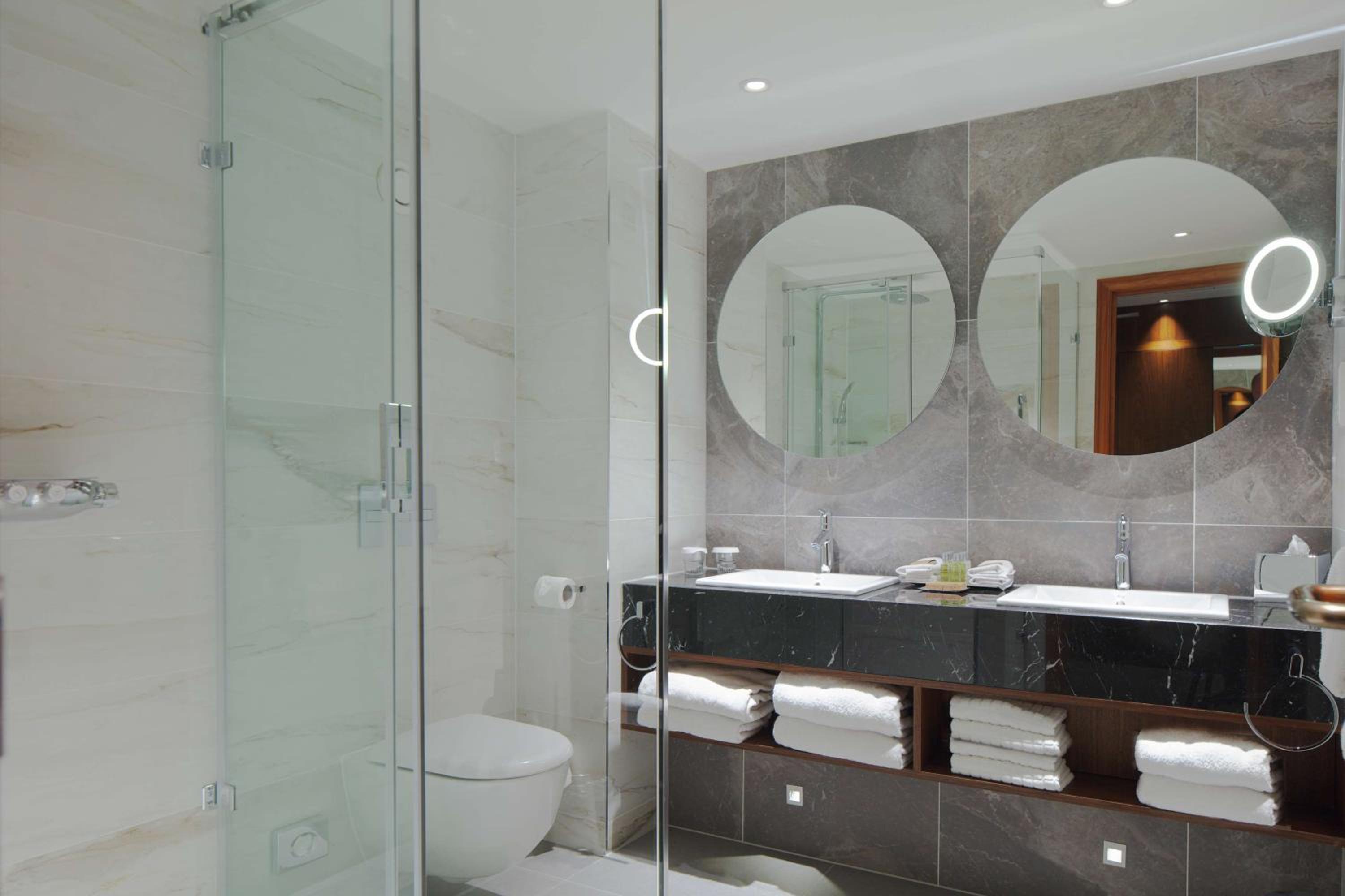 Junior King Suite with Executive Lounge and View - Photo 6