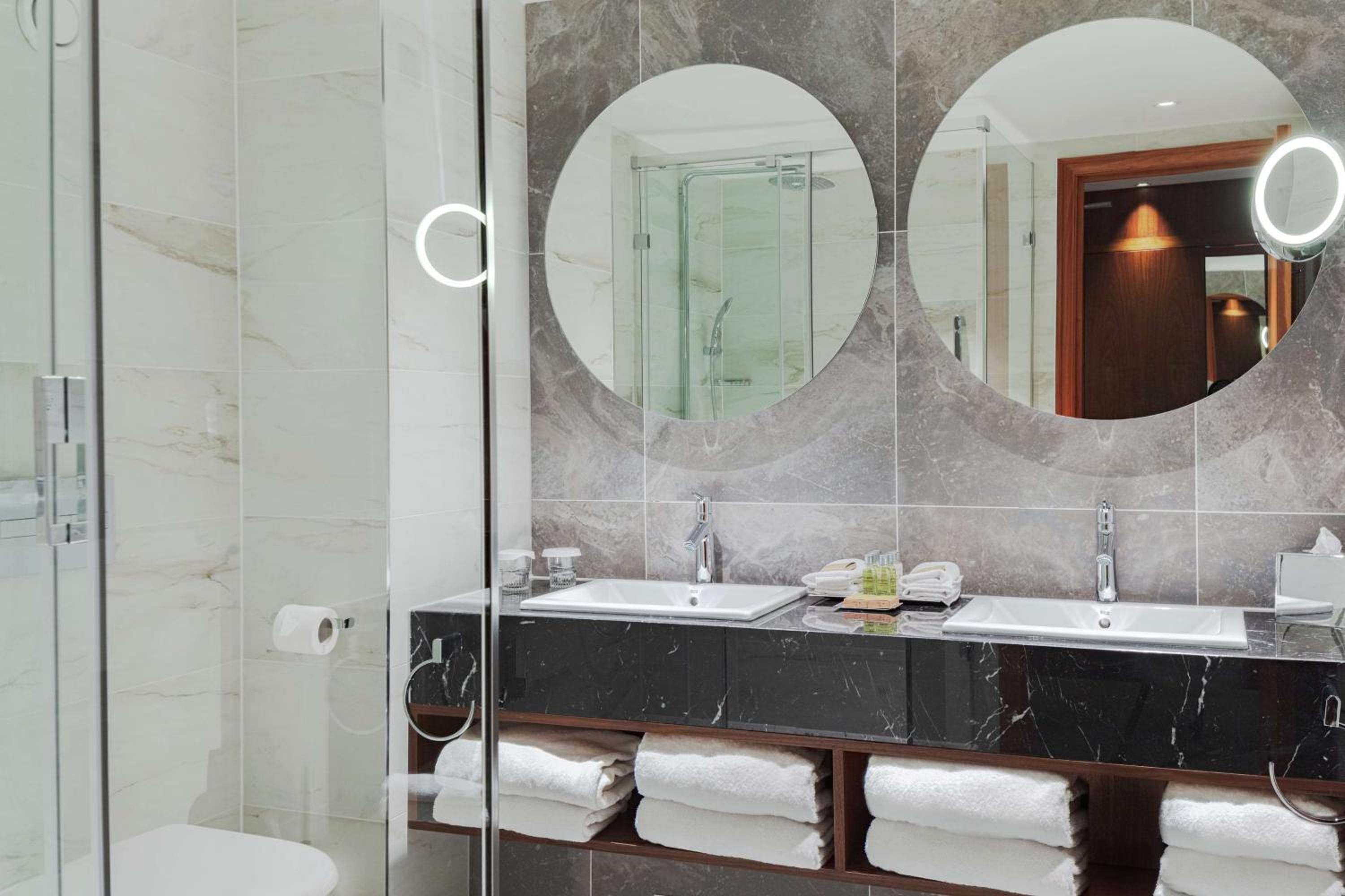 Junior King Suite with Executive Lounge and View - Photo 7
