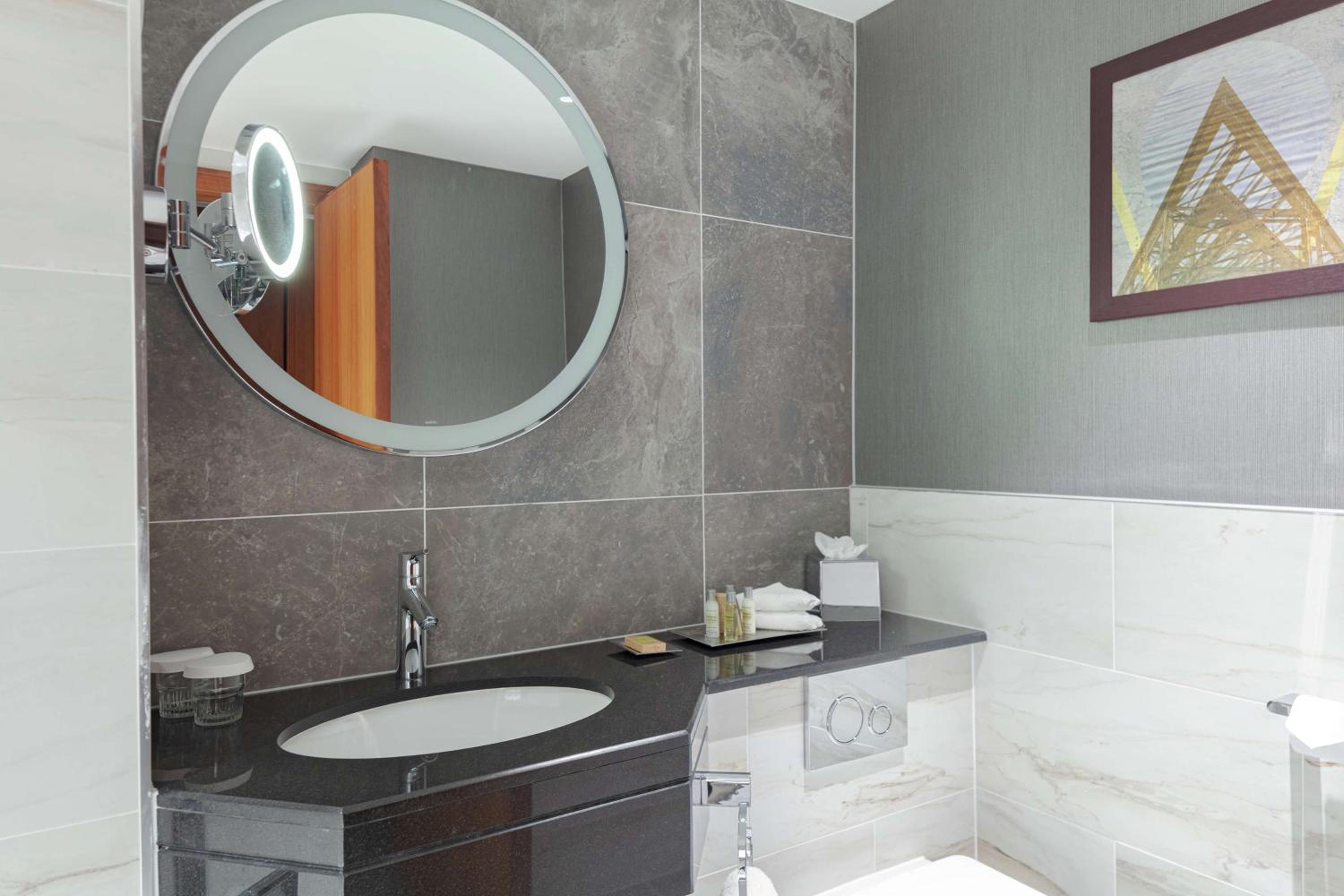 King Guest Room - Photo 7