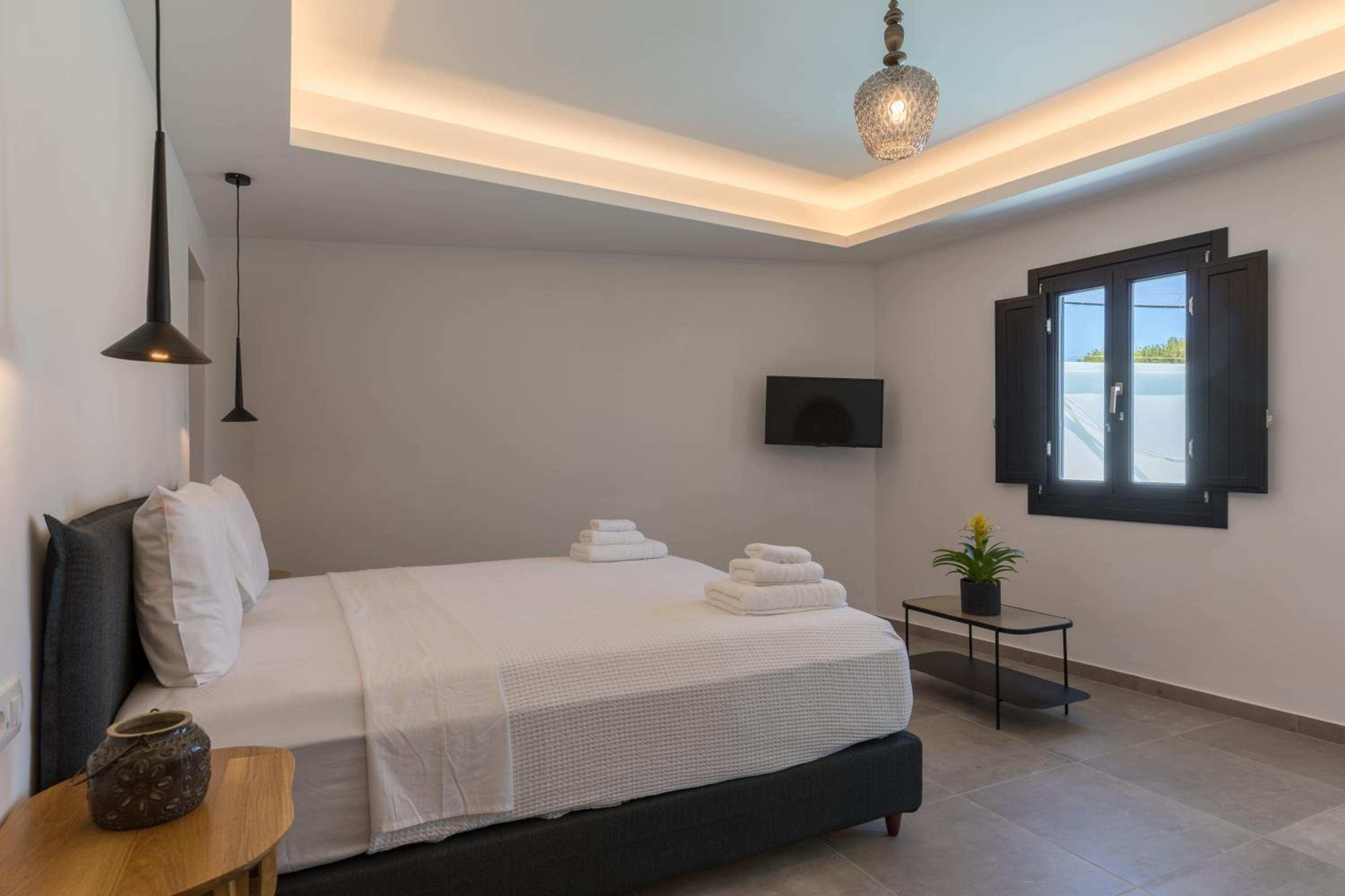 Modern Studio with Balcony & Jacuzzi