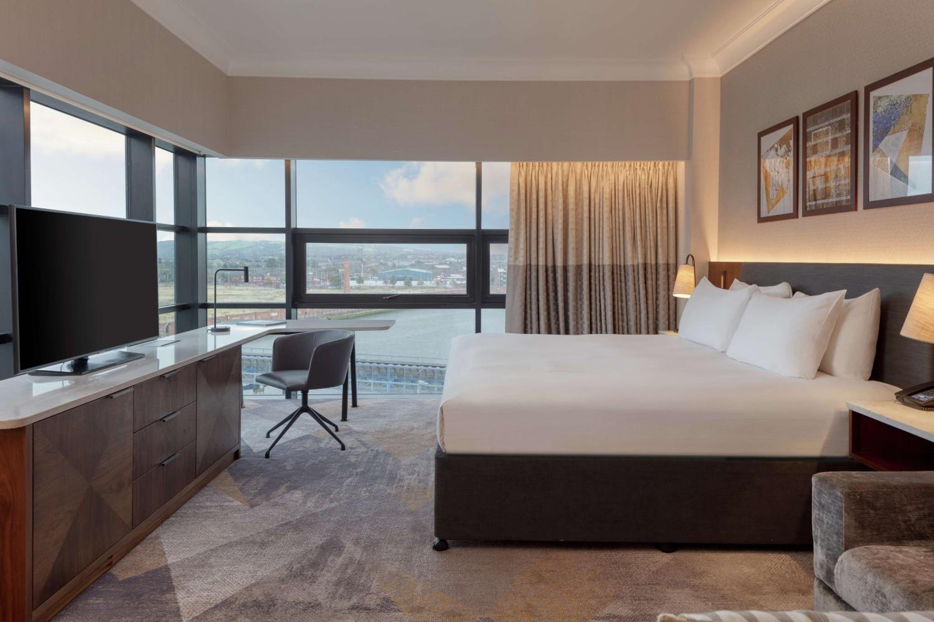 Junior King Suite with Executive Lounge and View - Photo 1
