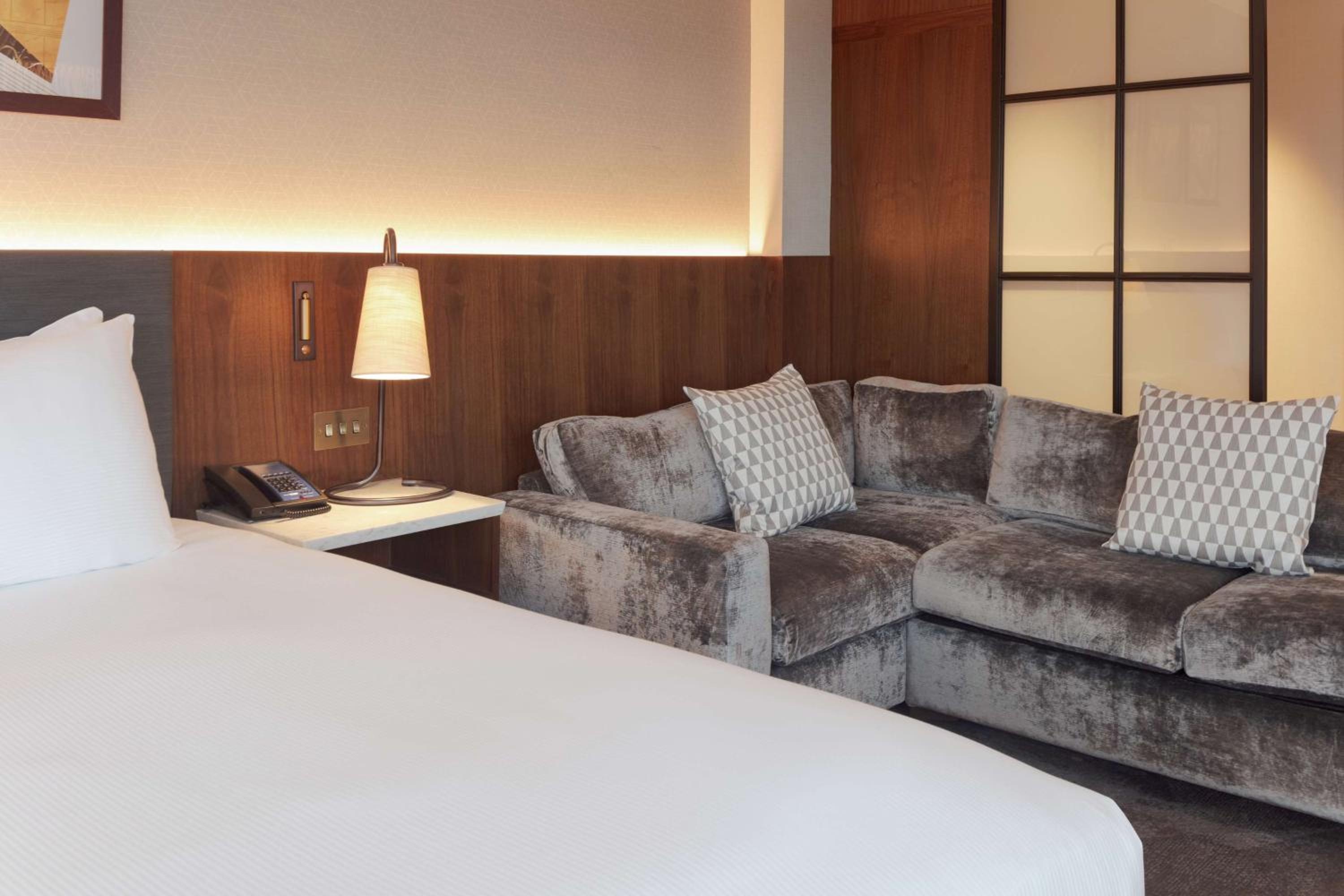 Junior King Suite with Executive Lounge and View - Photo 3