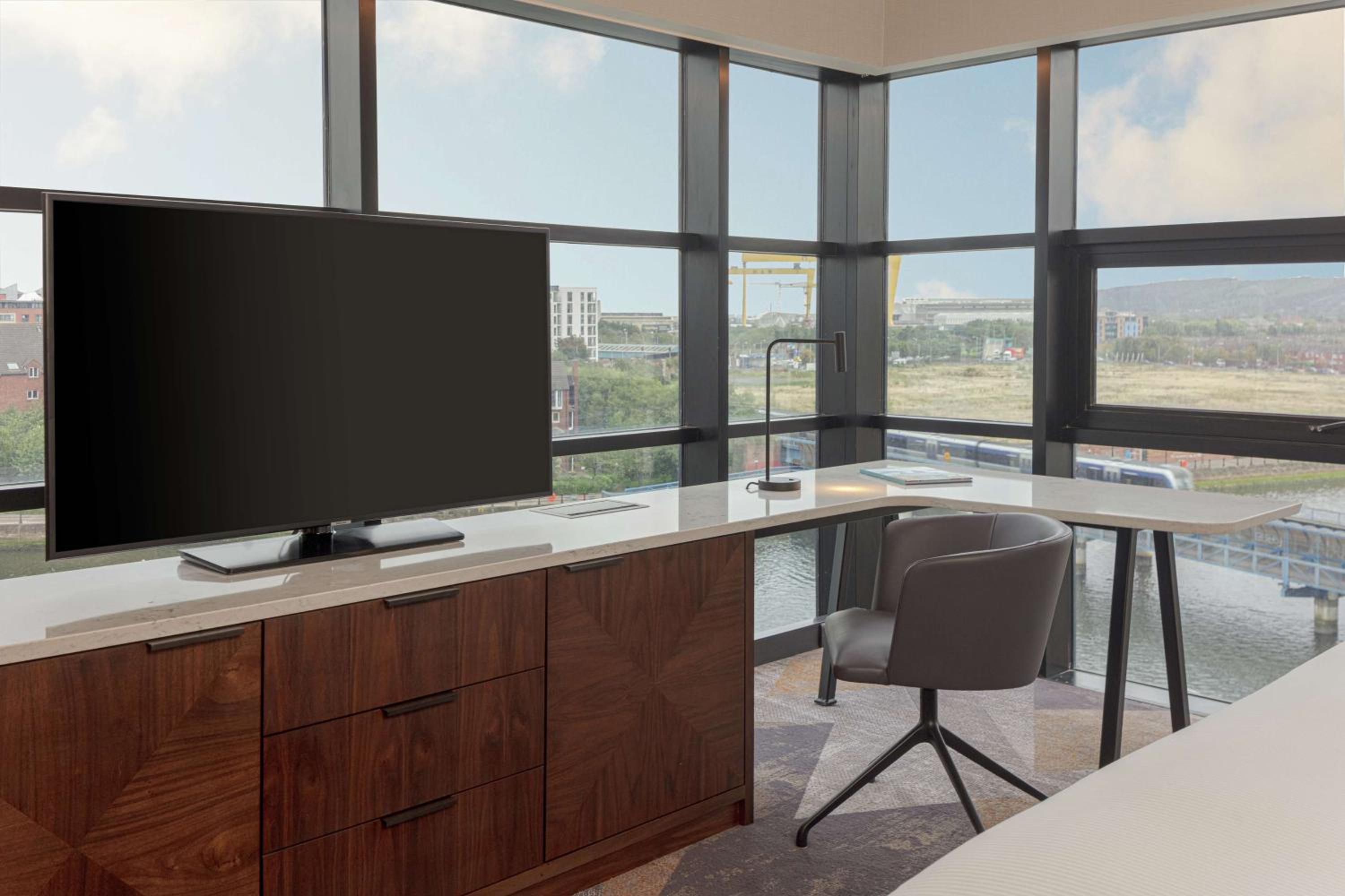 Junior King Suite with Executive Lounge and View - Photo 2