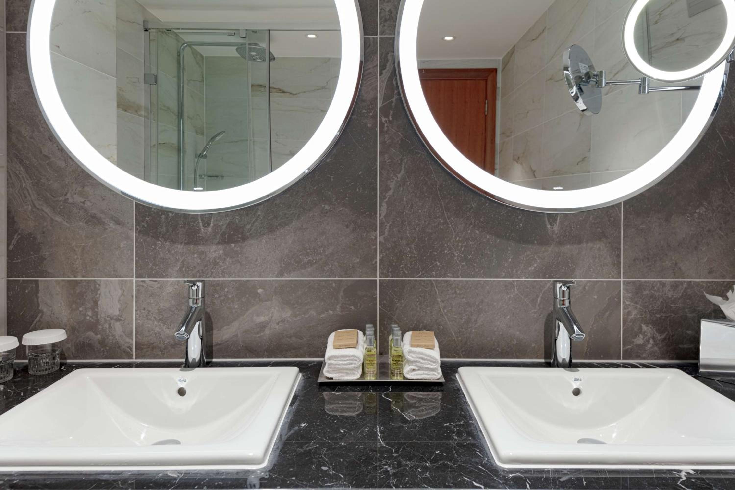 Junior King Suite with Executive Lounge and View - Photo 4