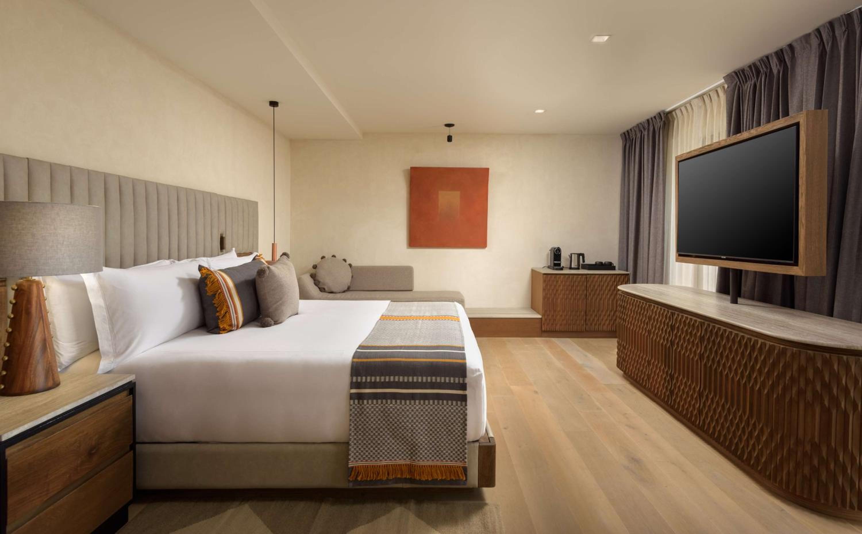 Premium King Room - Photo 2