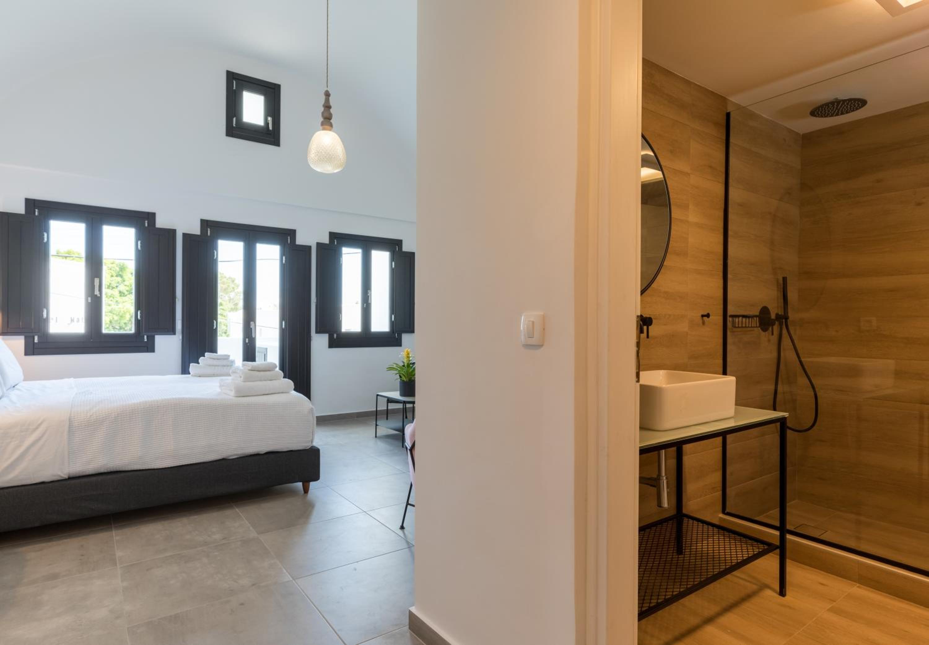 Central Studio with Balcony & Jacuzzi