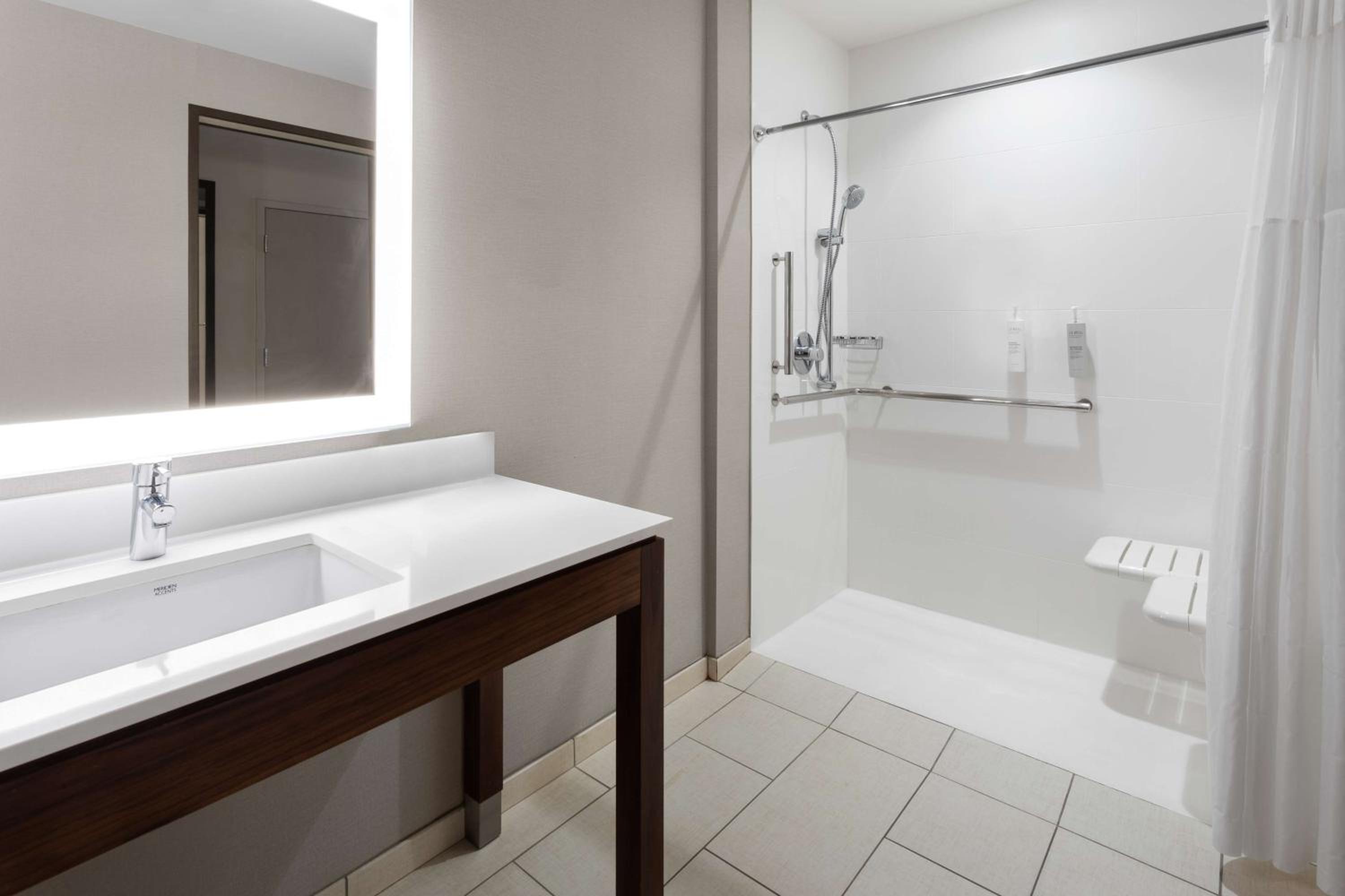 King Room with Bath Tub - Mobility and Hearing Access thumbnail 6