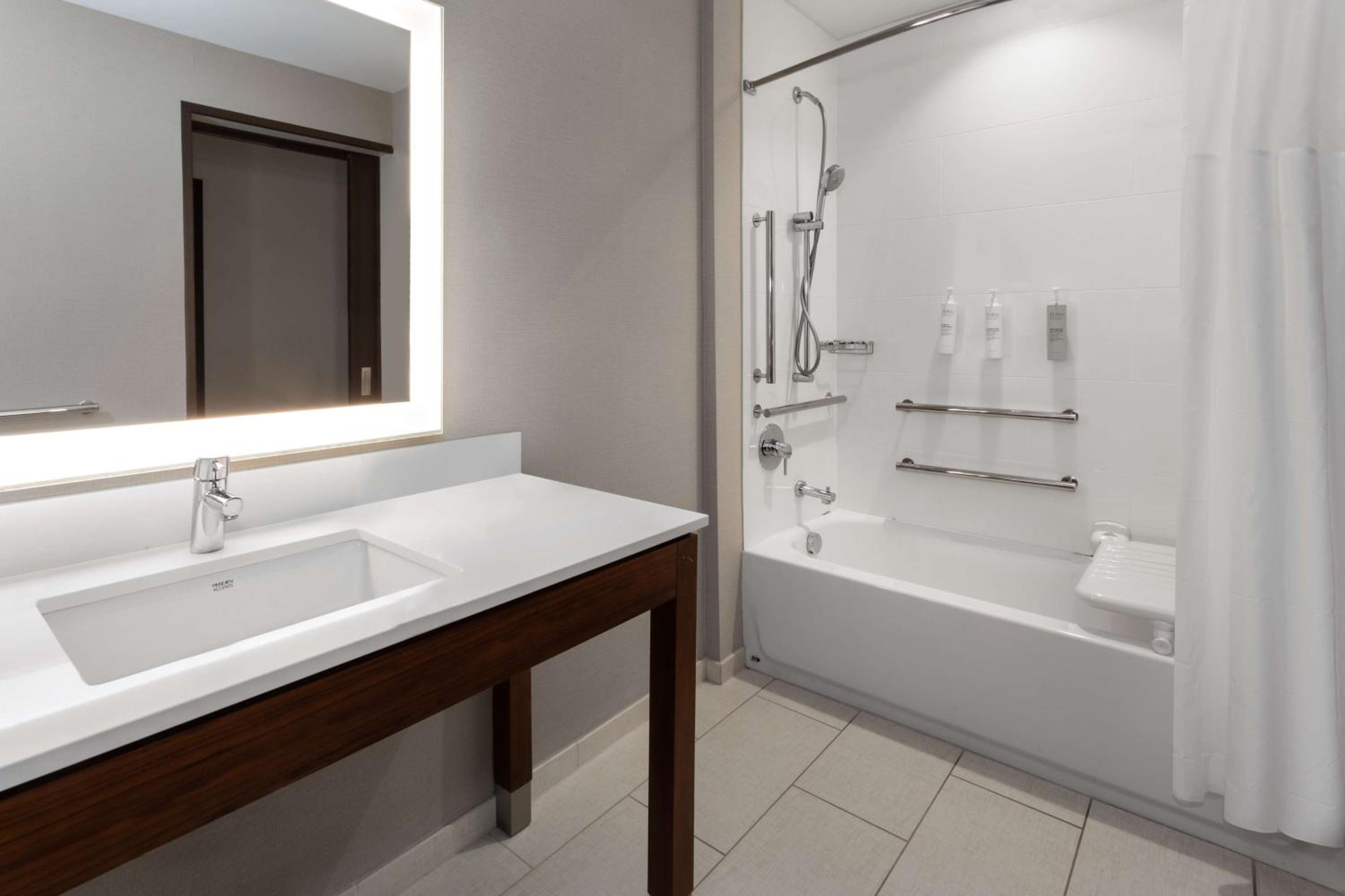 King Room with Bath Tub - Mobility and Hearing Access