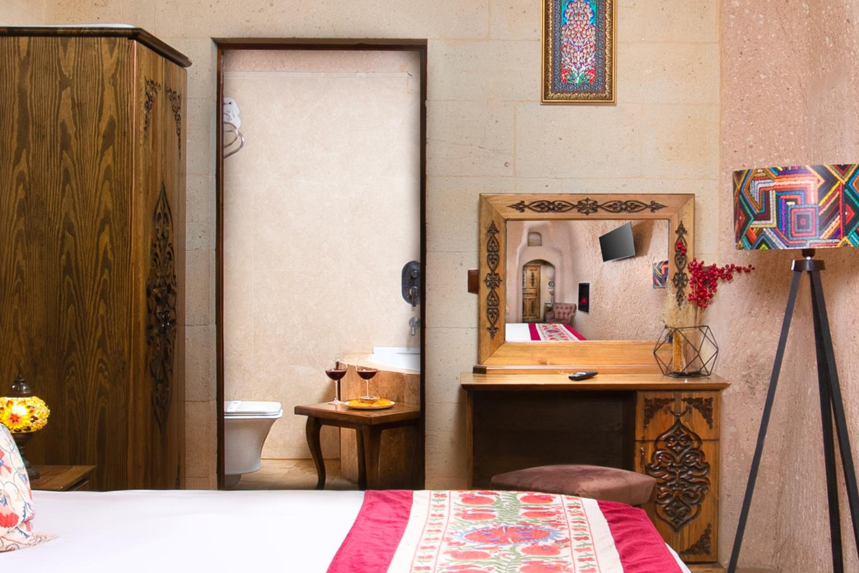 Premium Cave Suite with jacuzzi - Photo 2