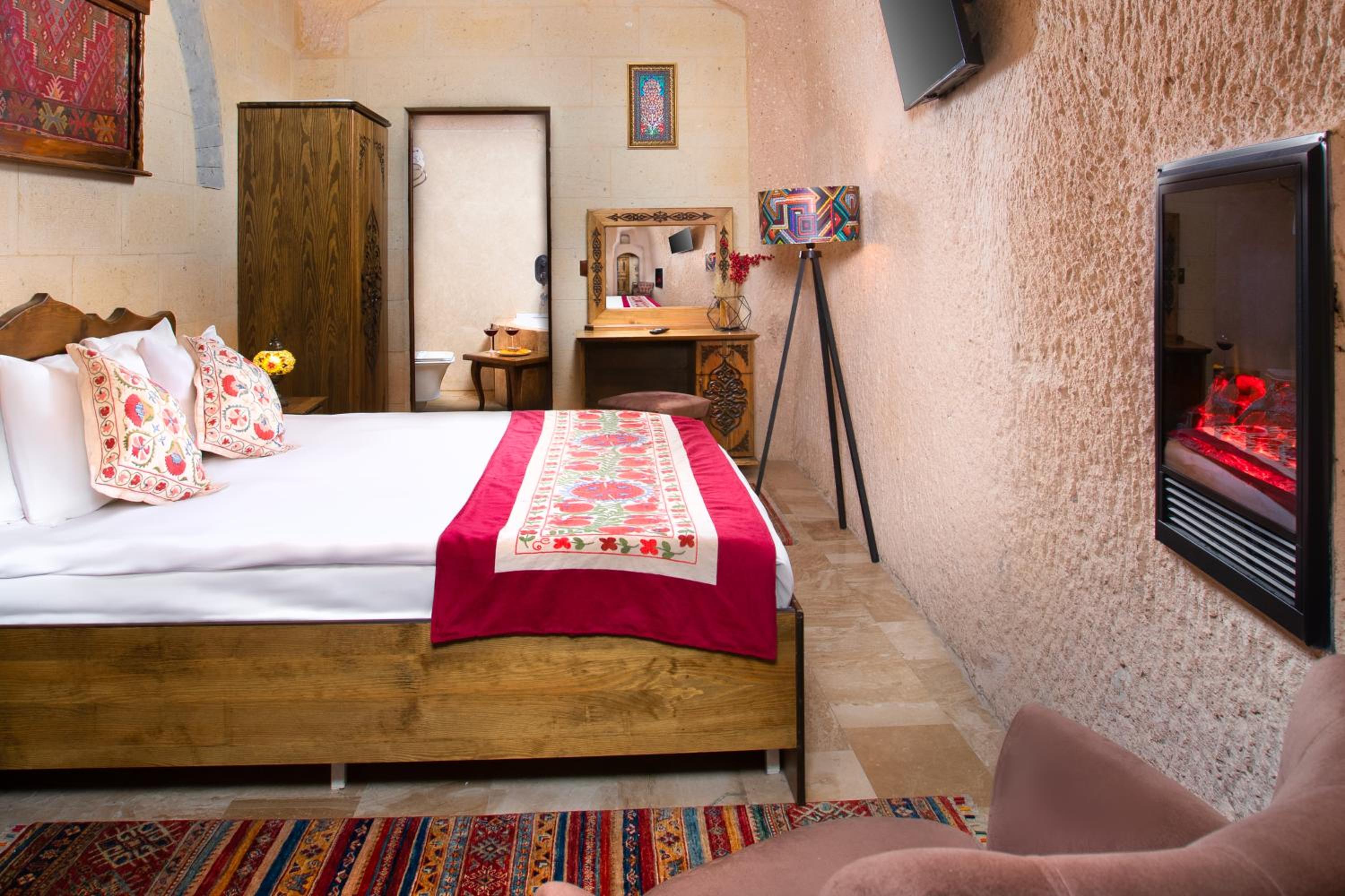 Premium Cave Suite with jacuzzi - Photo 5
