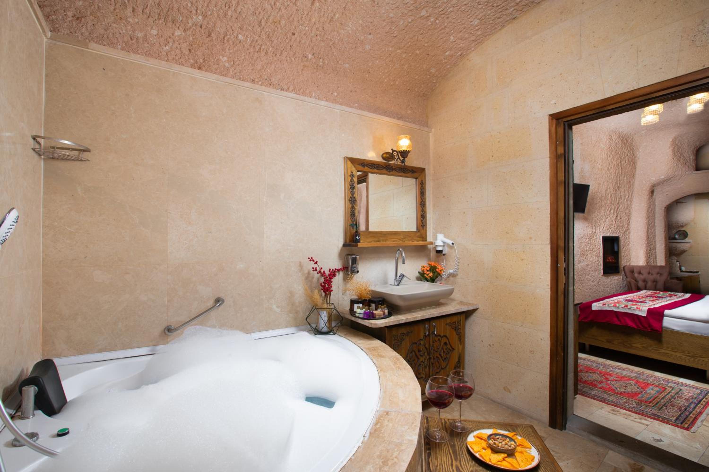 Premium Cave Suite with jacuzzi - Photo 4