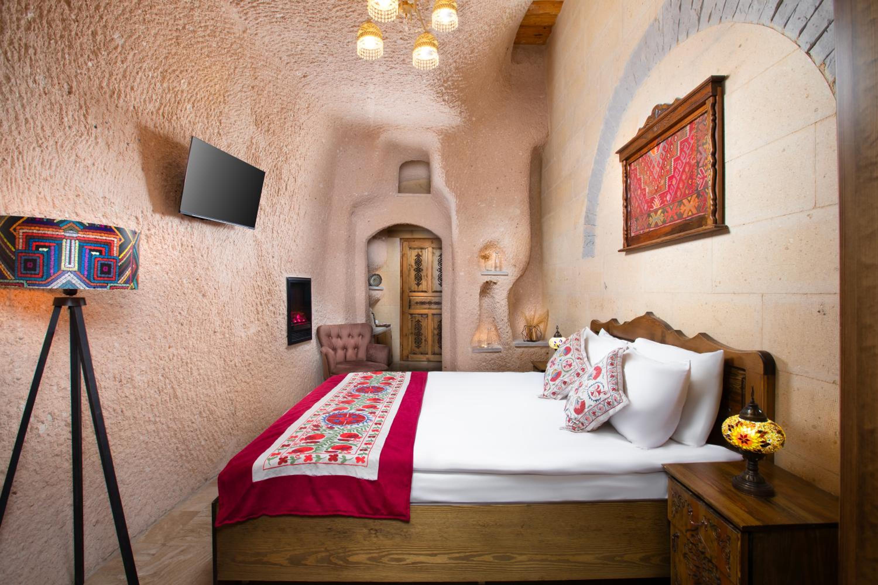 Premium Cave Suite with jacuzzi - Photo 3
