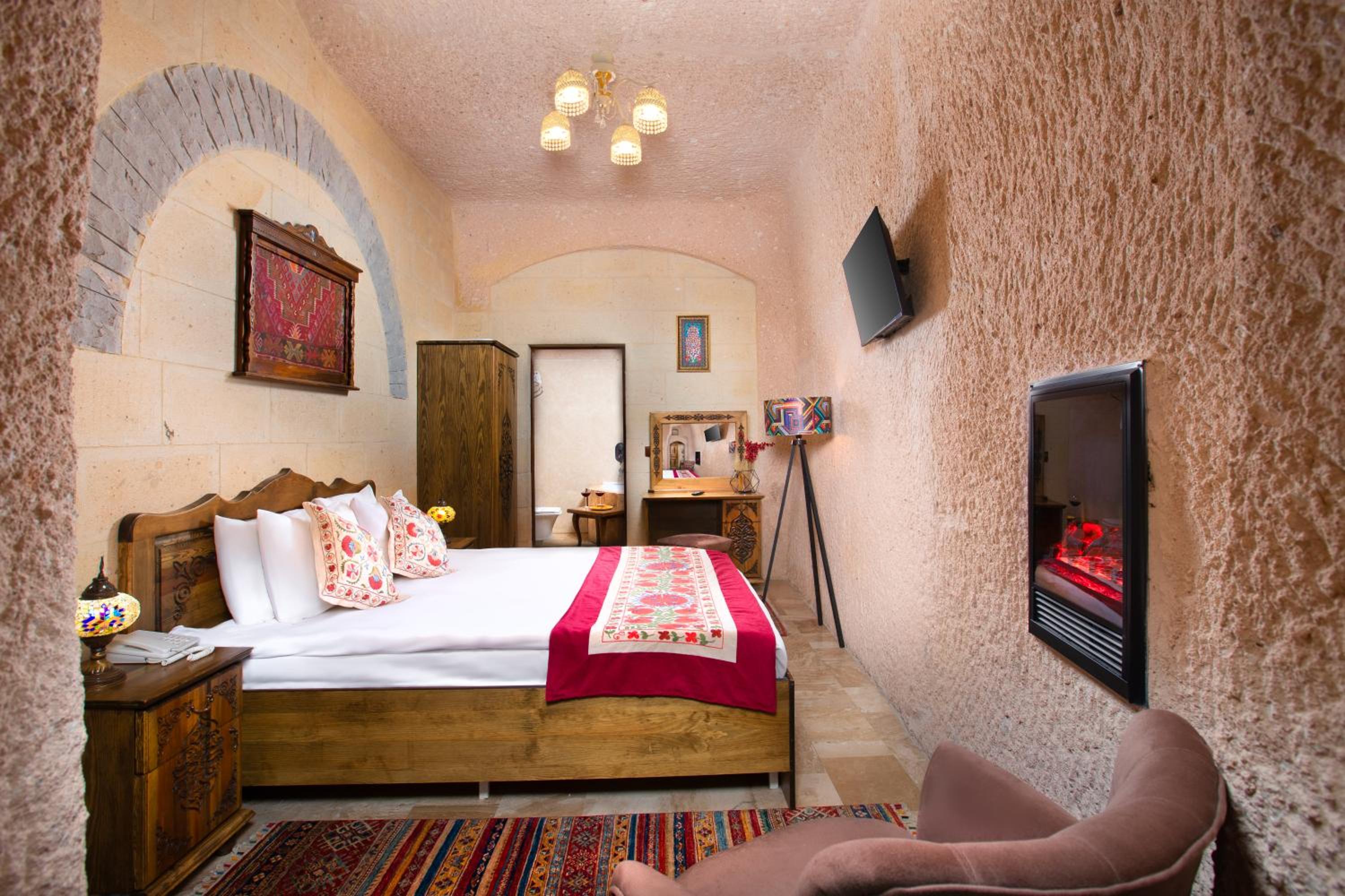Premium Cave Suite with jacuzzi - Photo 1